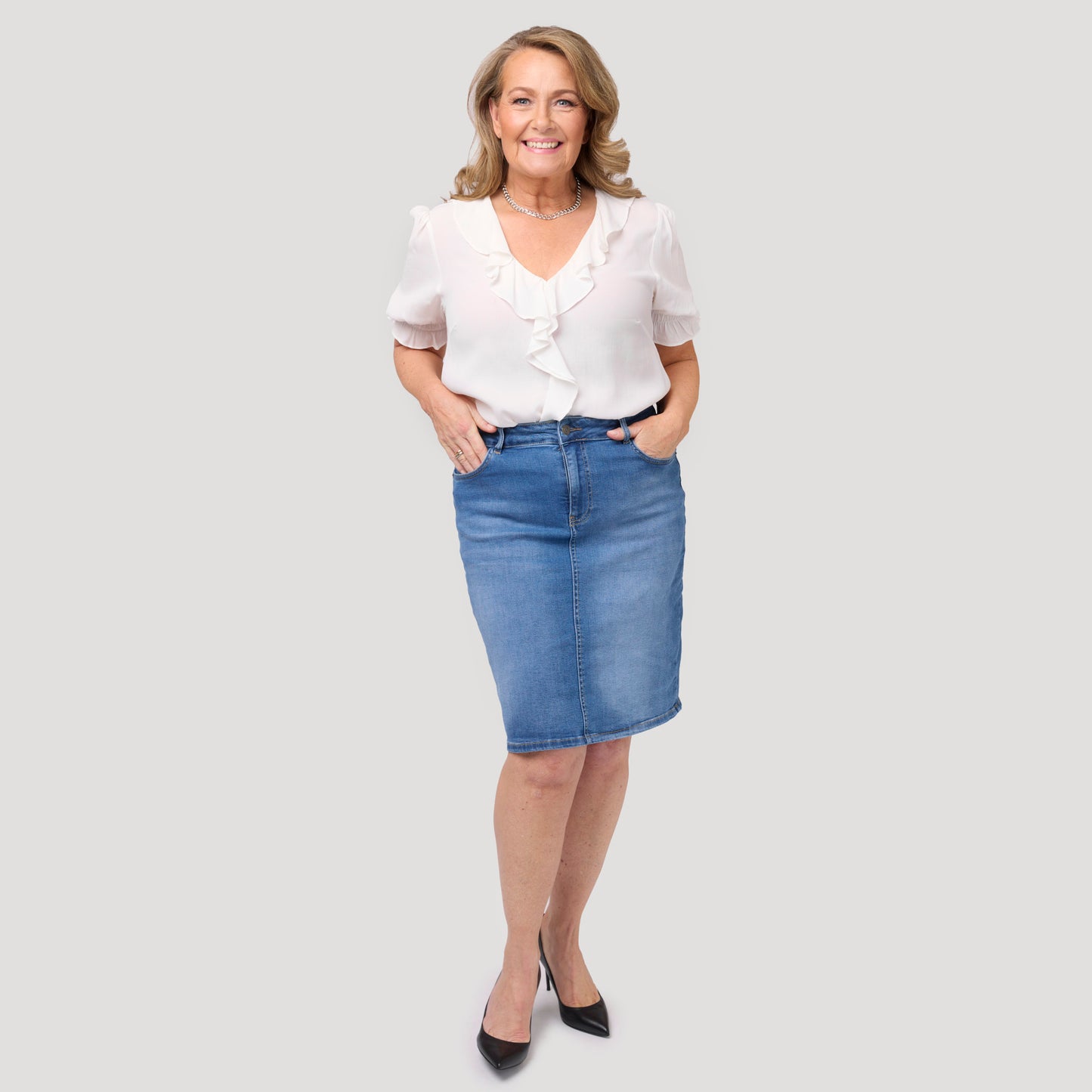 Pusero röyhelöllä mukavaan denimhameeseen
