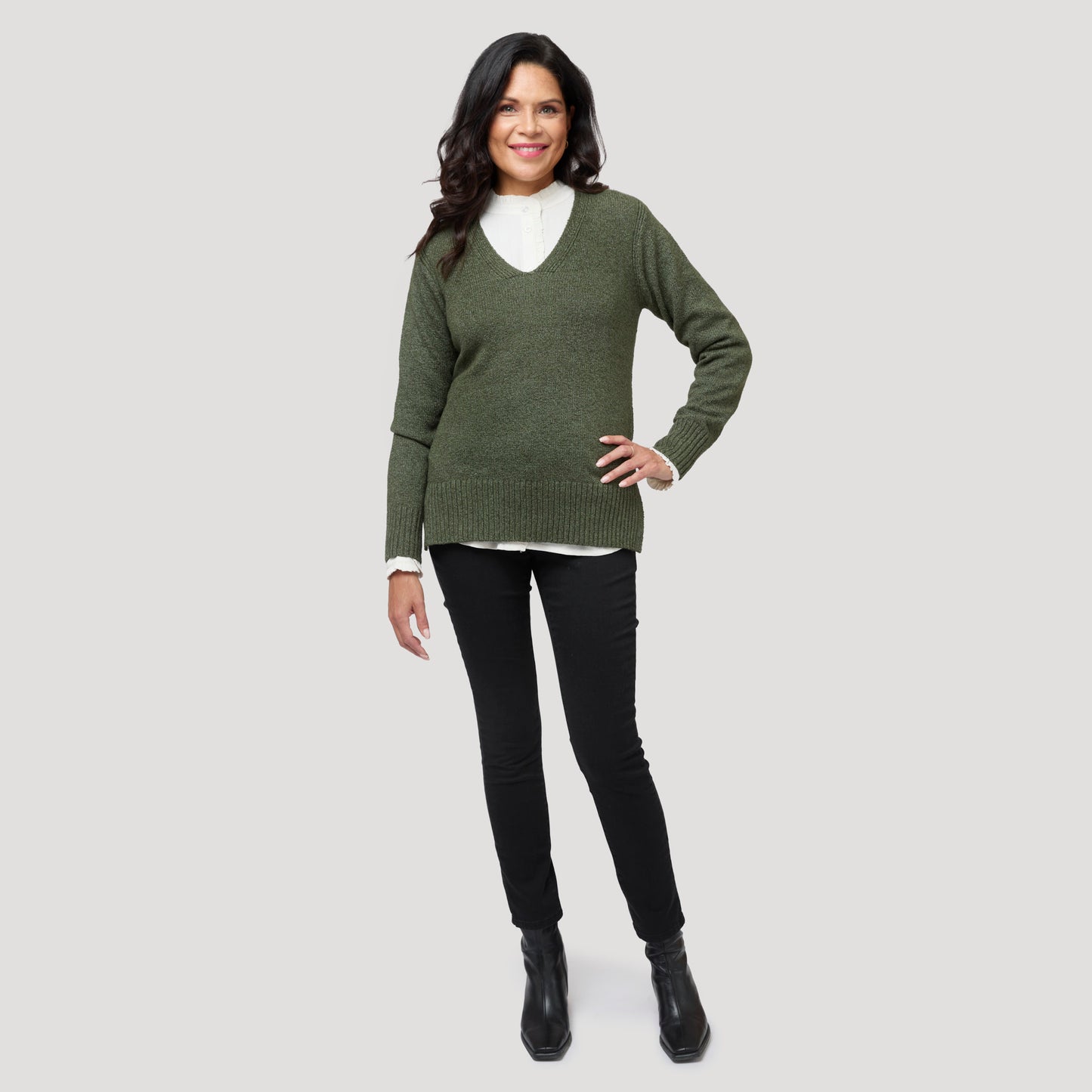 Blus med frill till grön v-ringad tröja