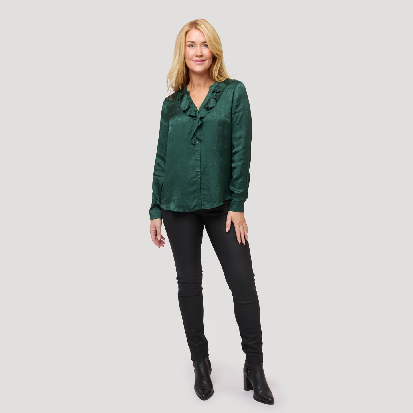 Röyhelöpusero mustien vahapantien kanssa