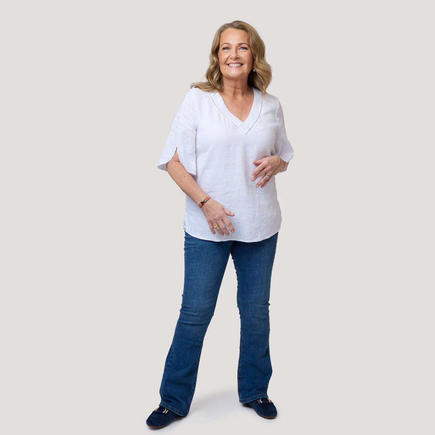 Valkoinen pellavapaita sinisiin farkkuihin