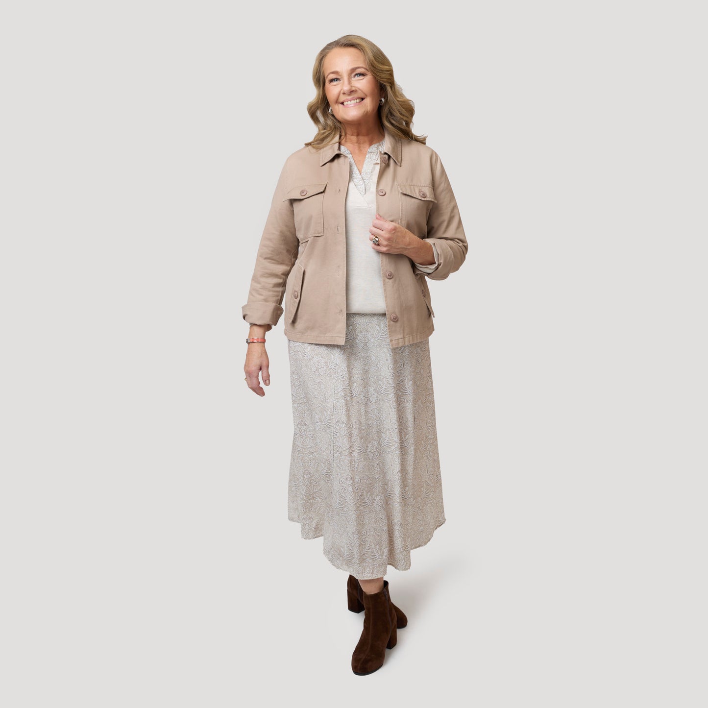 Beige overshirt till mönstrad kjol