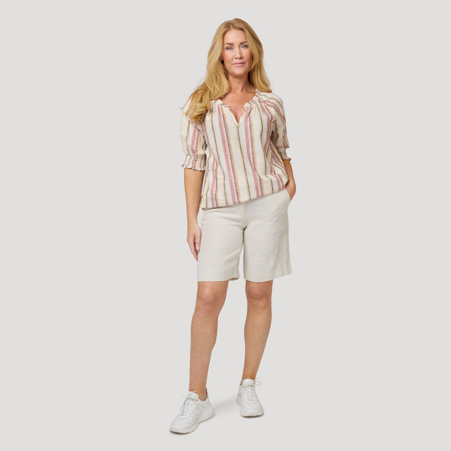 Randig linneblus med linneshorts