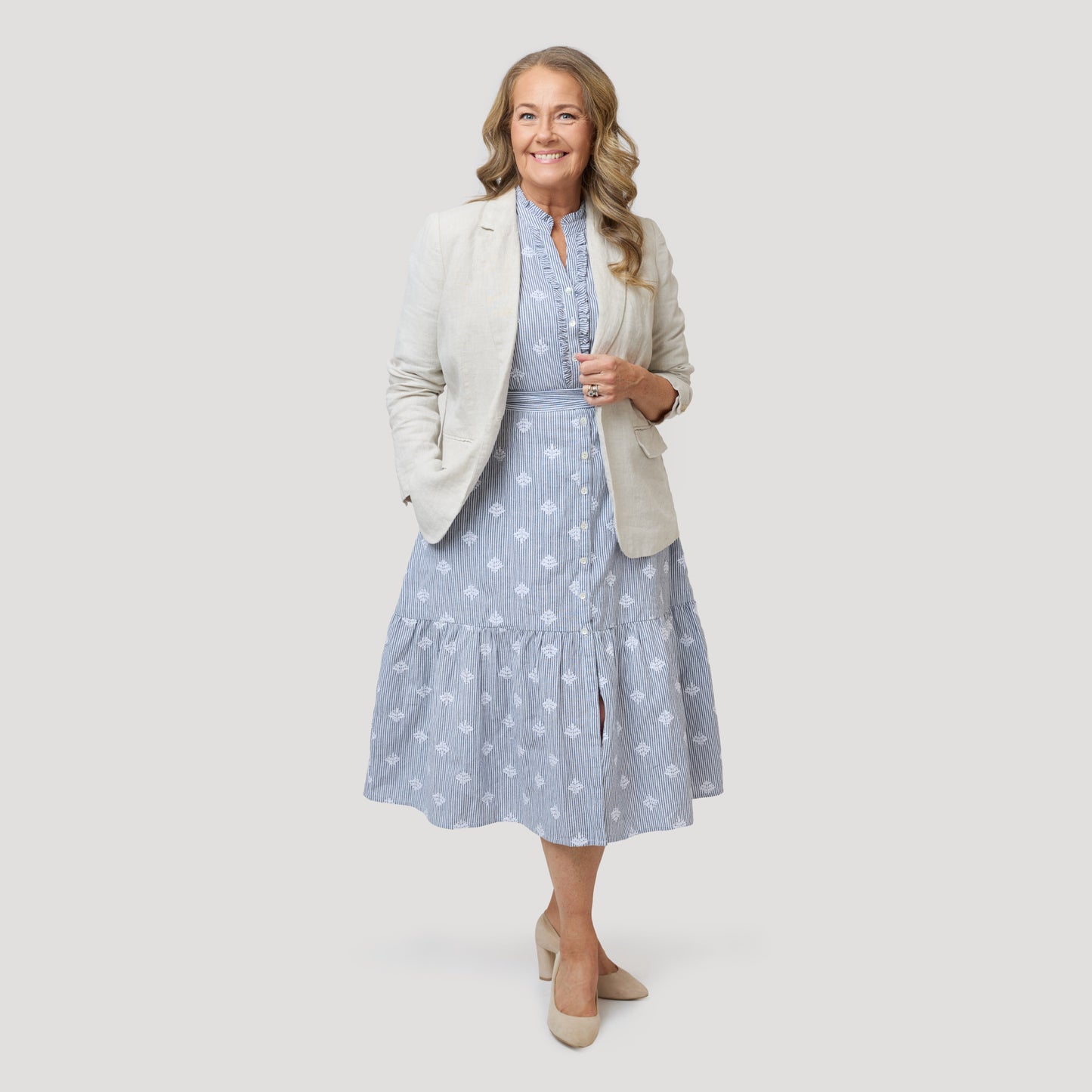 Kirjailtu mekko pellavableiserin alla
