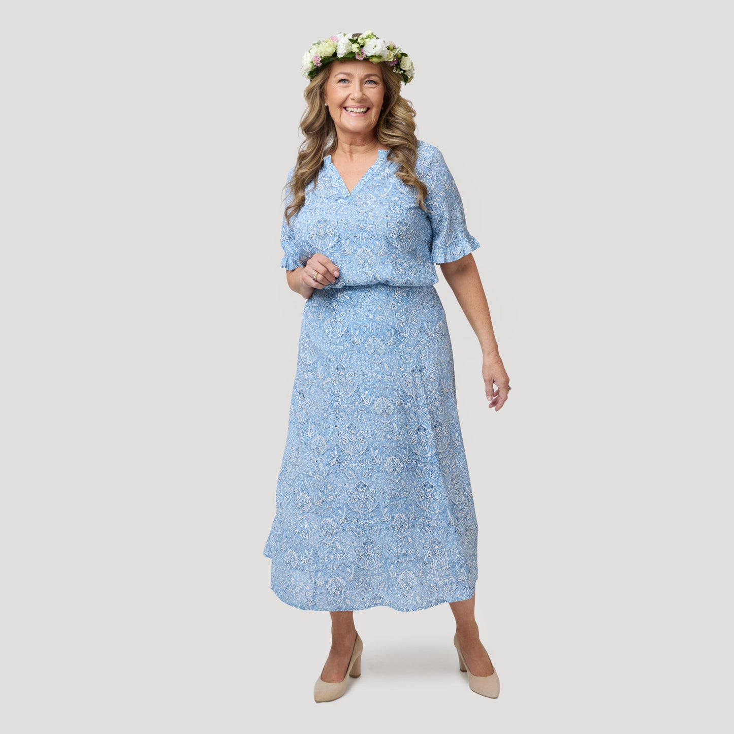 Blus och kjol i somrigt blått mönster