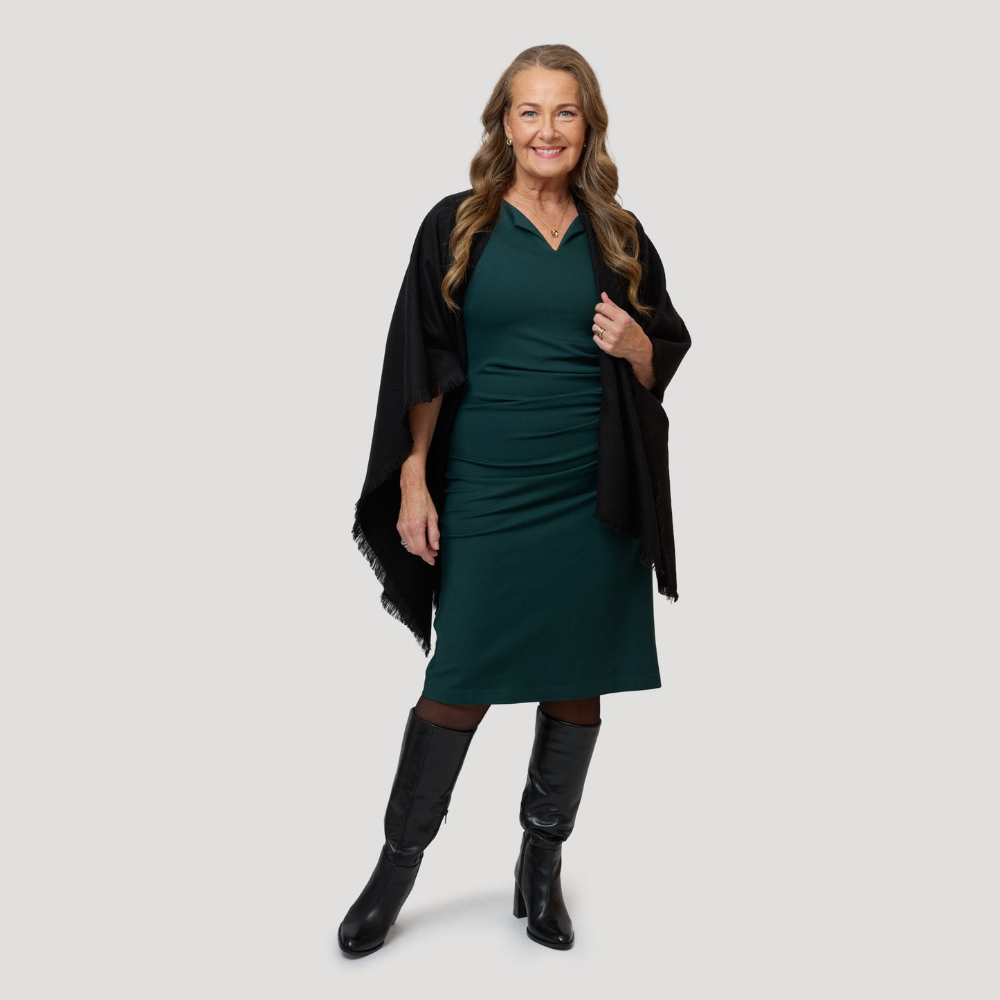 Vihreä trikoomekko ja avoin poncho