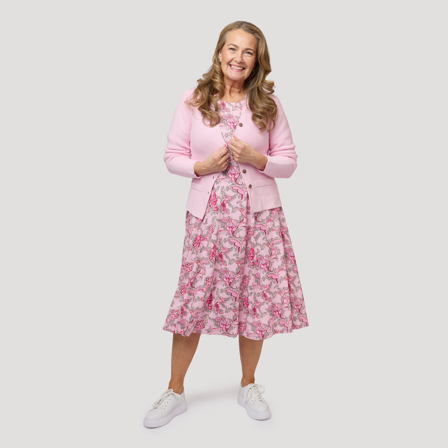 Pinkki trikoomekko, jossa yhteensopiva neuletakki