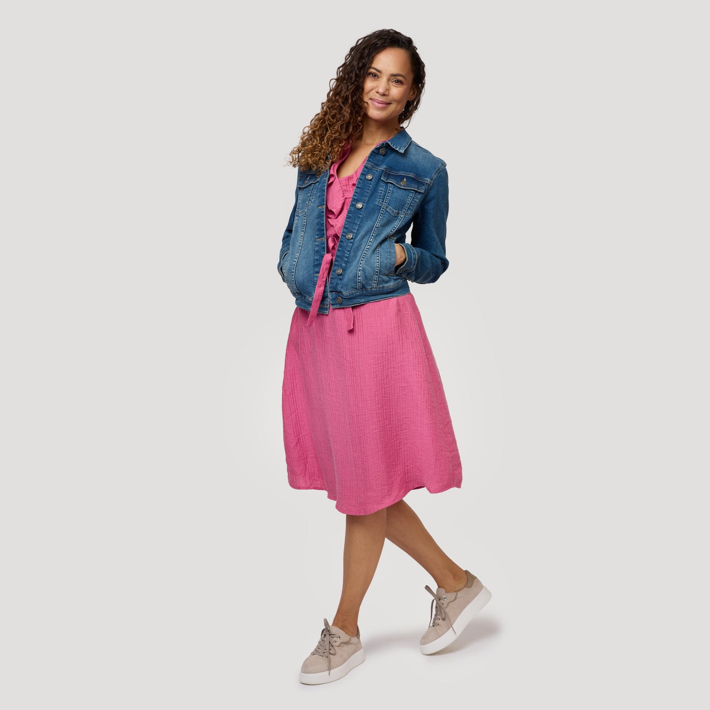 Rosa klänning under jeansjacka