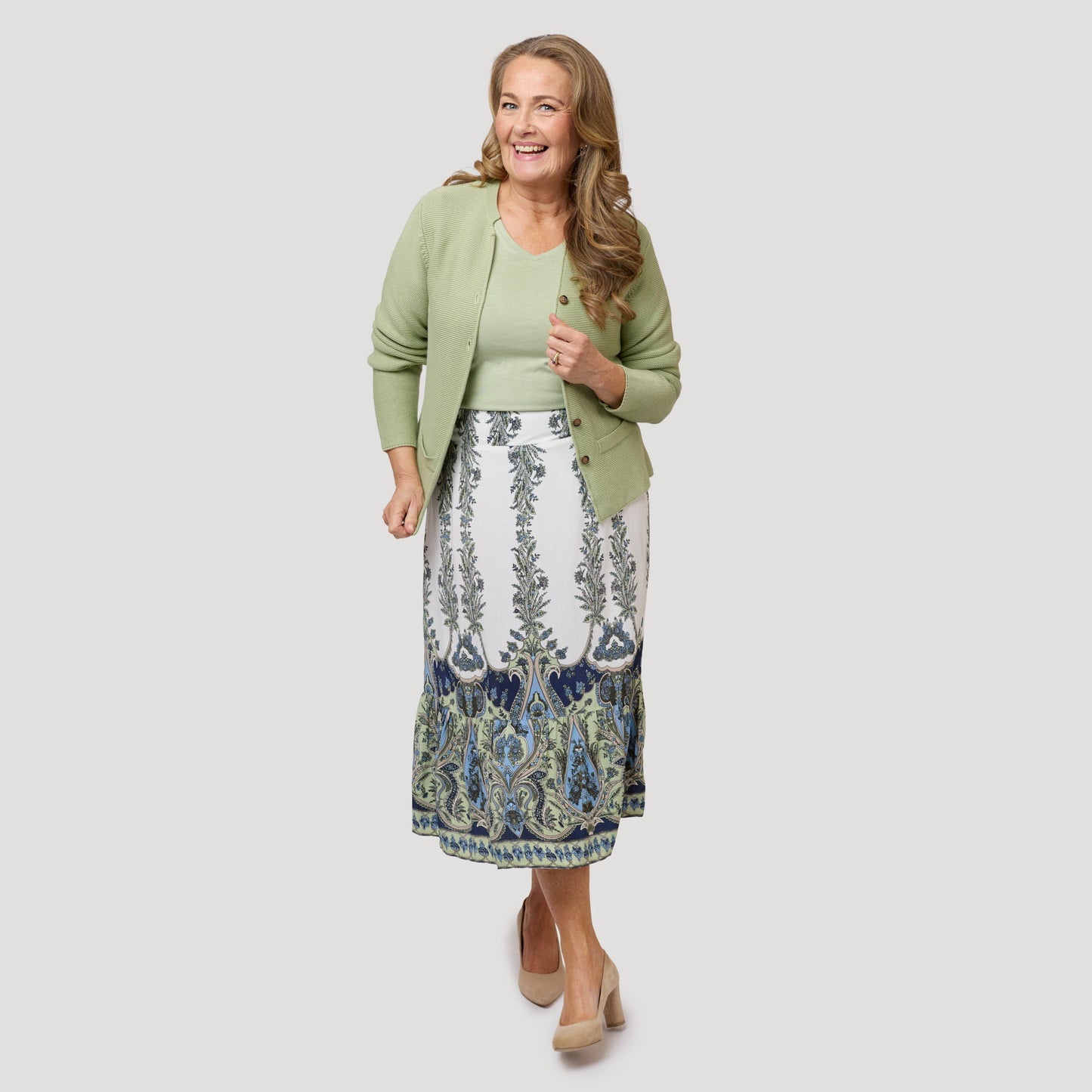 Matchande i ljusgrönt till kjol med volang