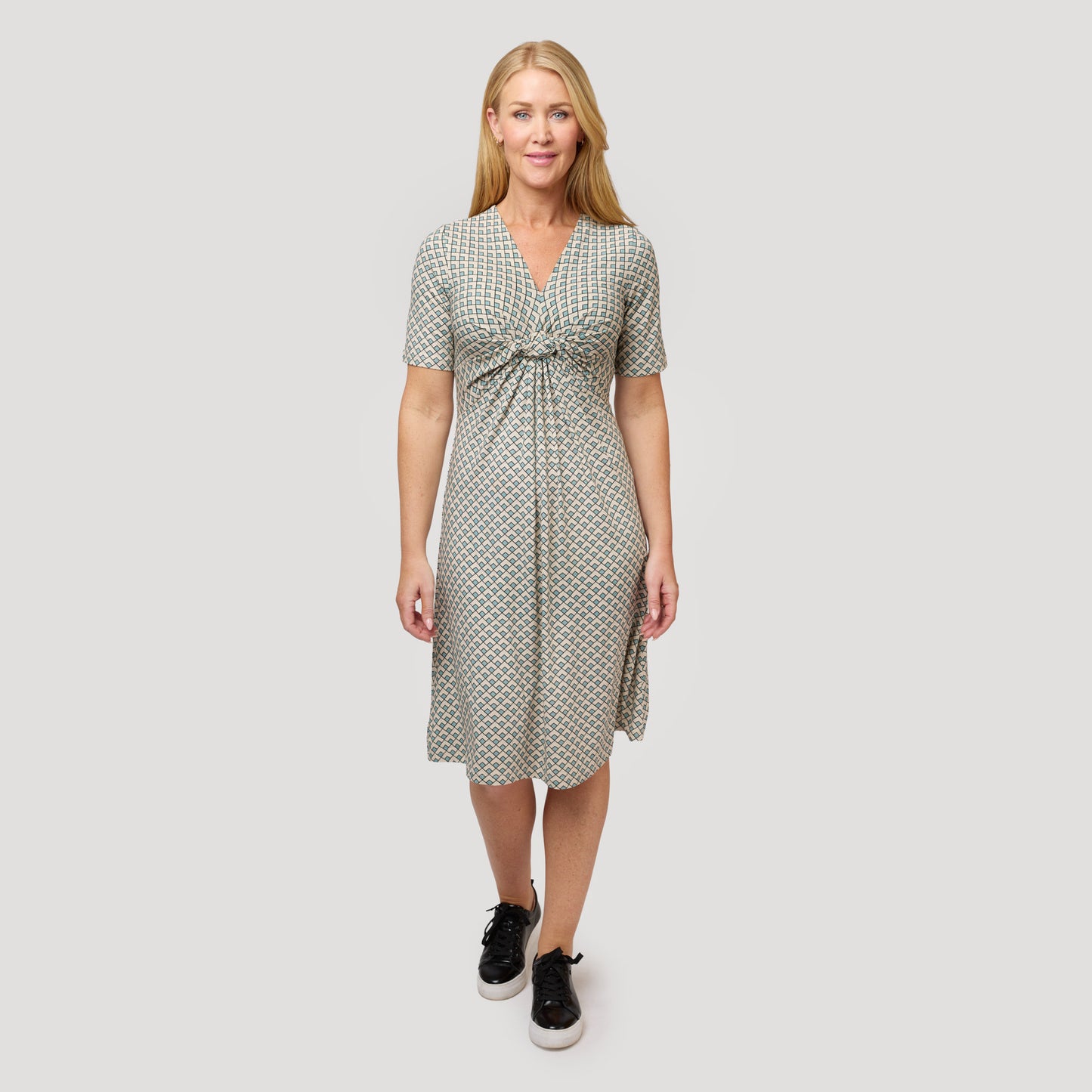 Trikoomekko graafisella kuosilla