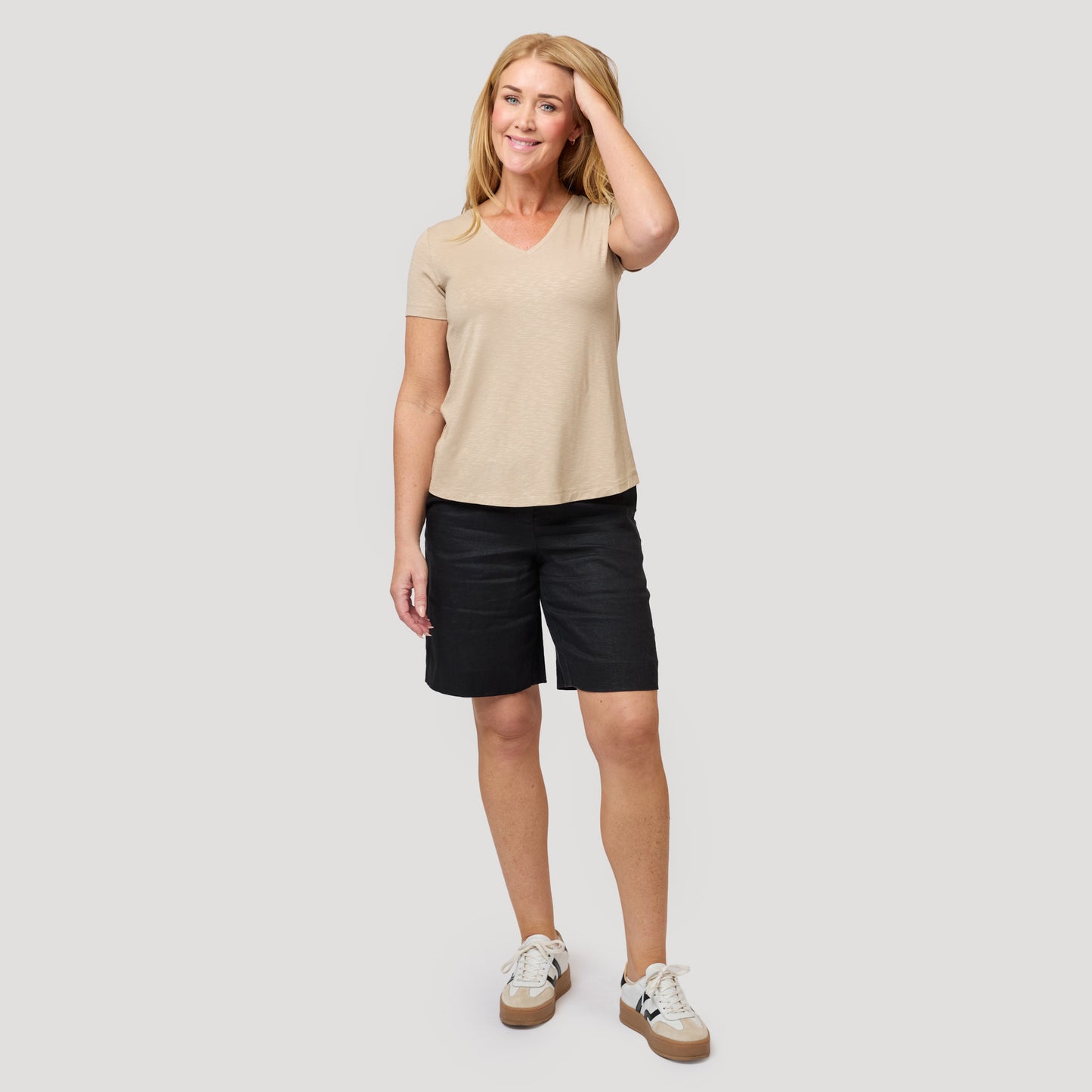 Beige topp till svarta shorts i linne