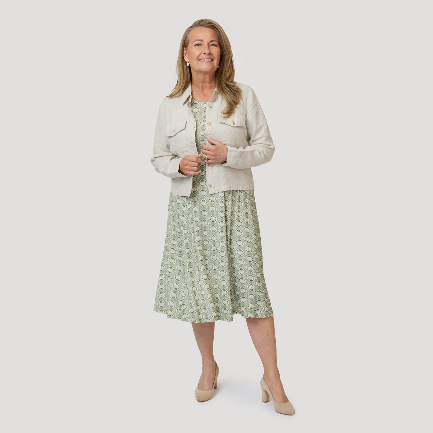 Vaaleanvihreä trikoommekko ja beige pellavajakku