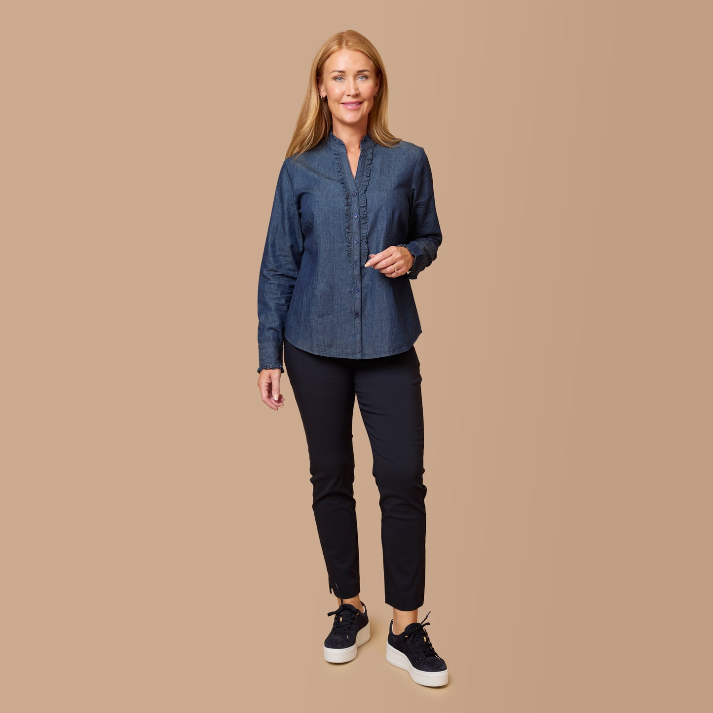 Farkkupusero ja tummansiniset savukehousut