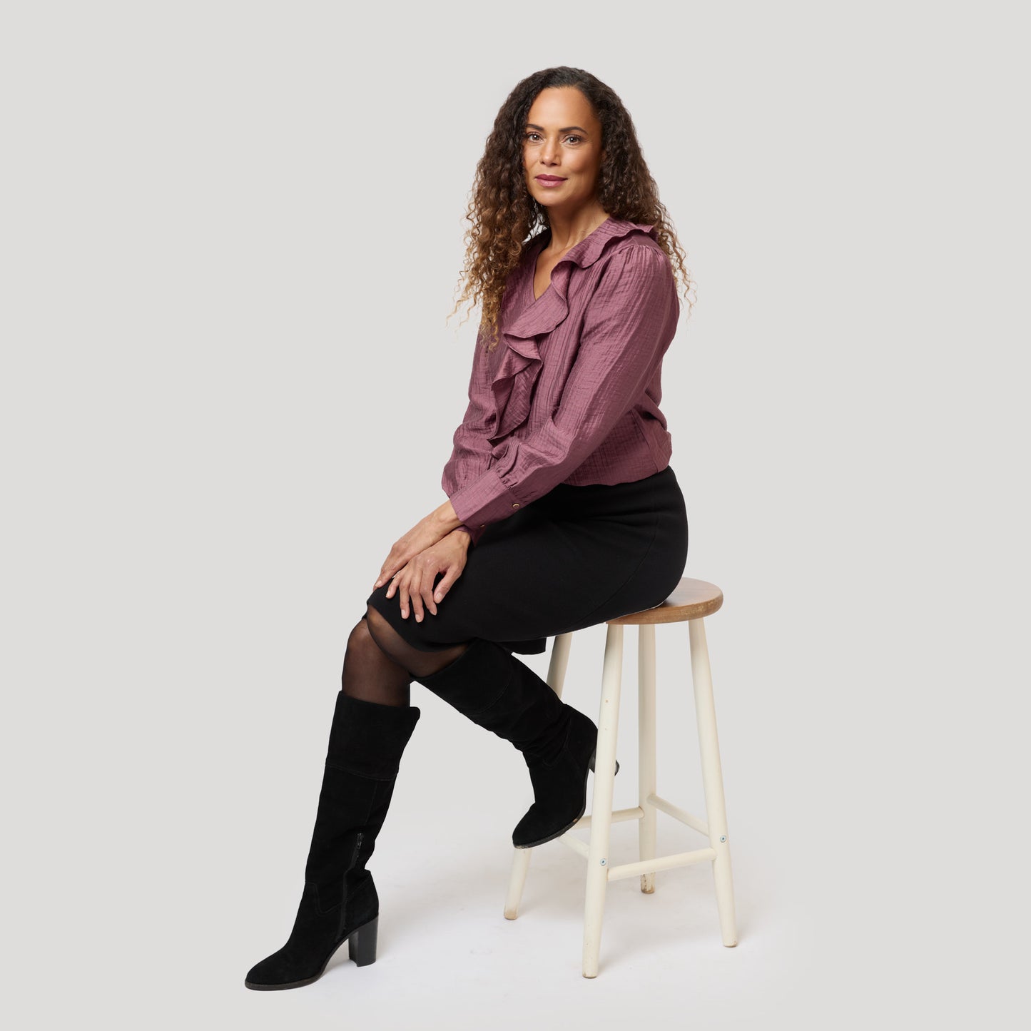 Blus med volang till stickad kjol
