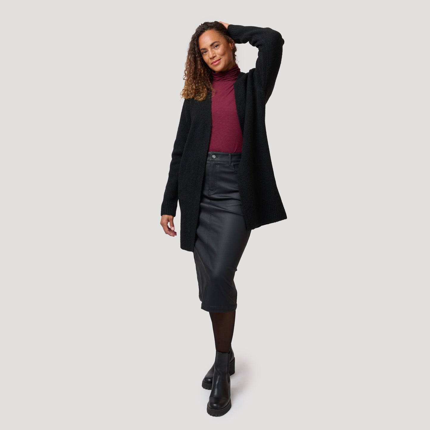 Svart lång kofta till tuff kjol