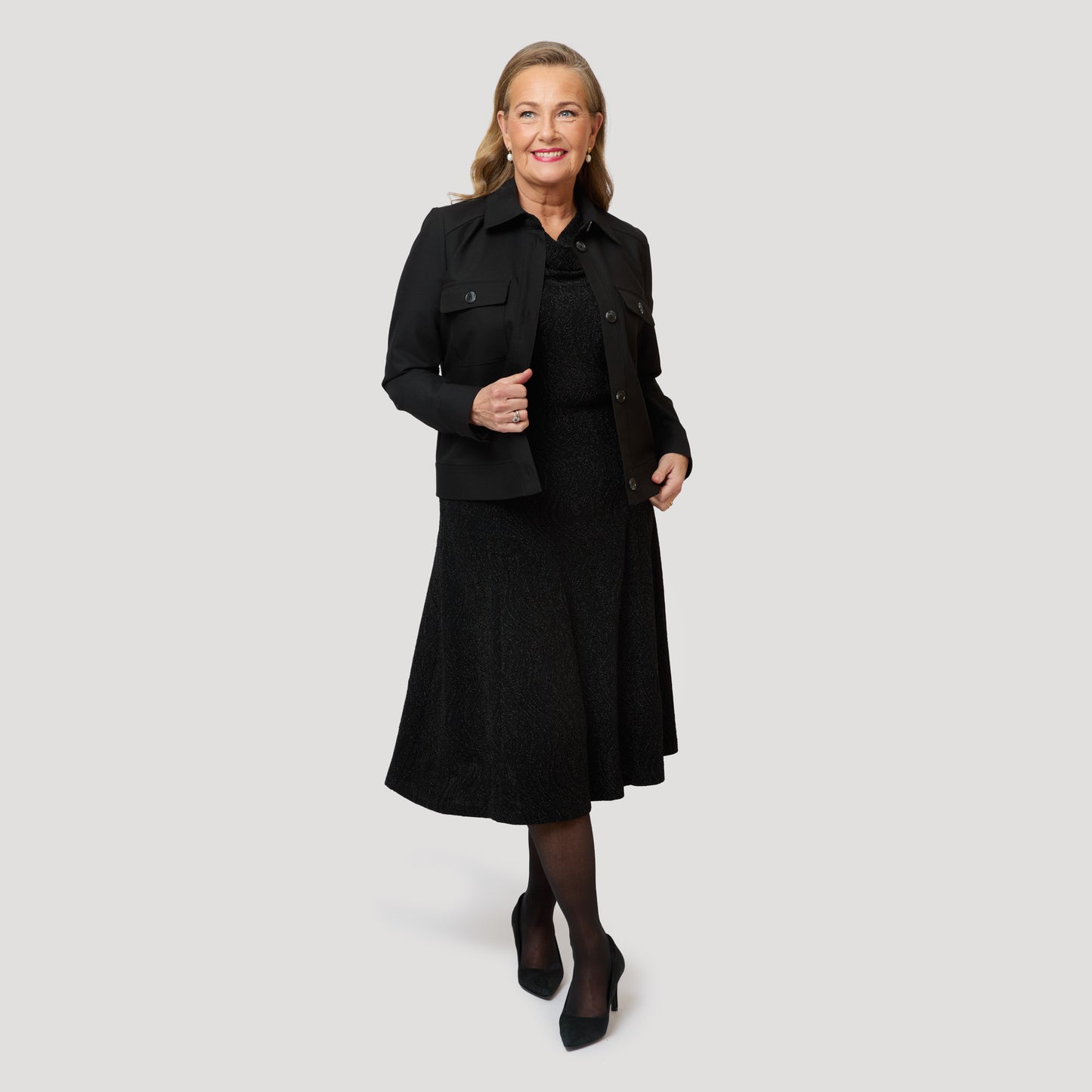 Kimaltava mekko ja musta takki