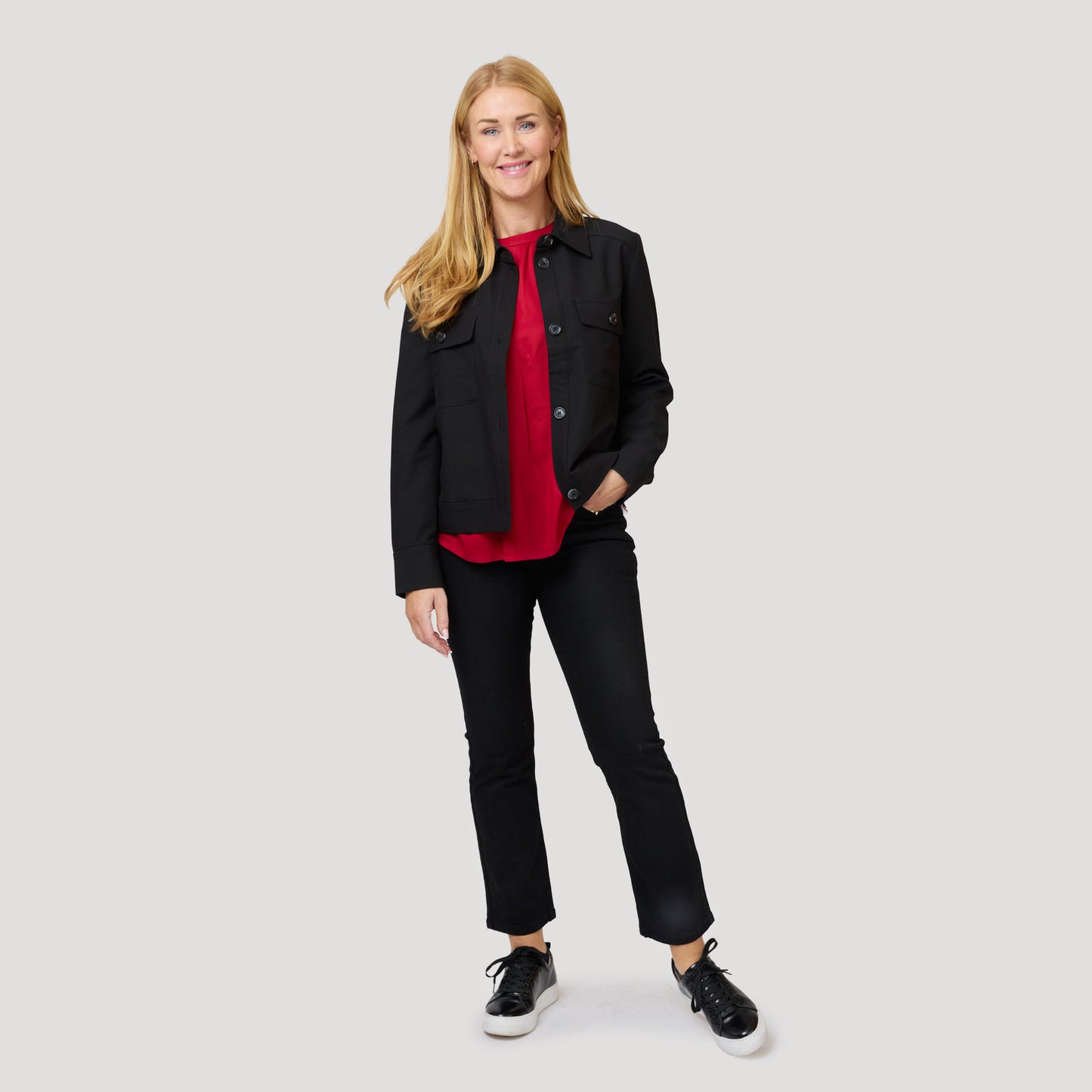 Musta punaisen pyöreäpääntiebluusin kanssa