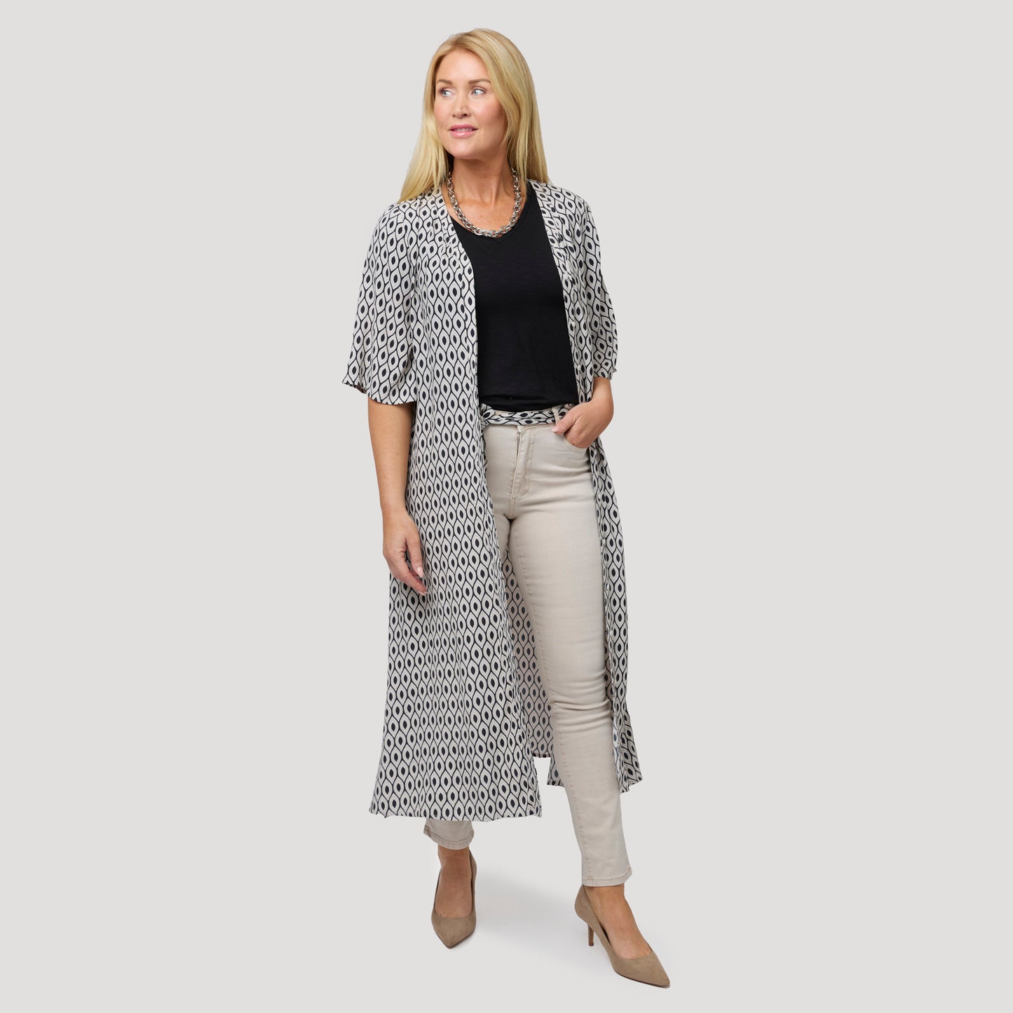 Öppen klänning med ljusa jeans