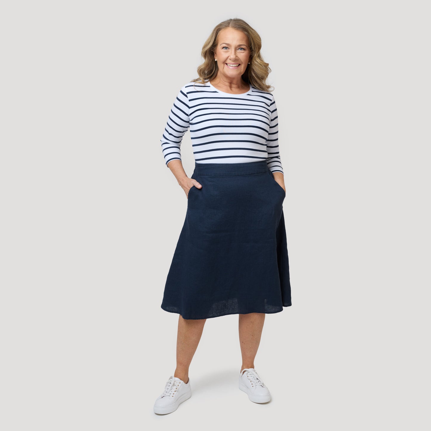 Tummansininen pellavahame raidallisen yläosan kanssa