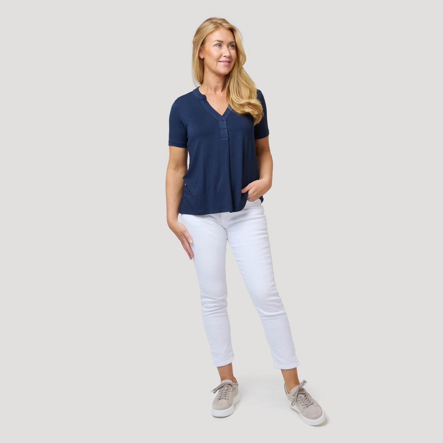 Mörkblå trikåtopp till vita jeans