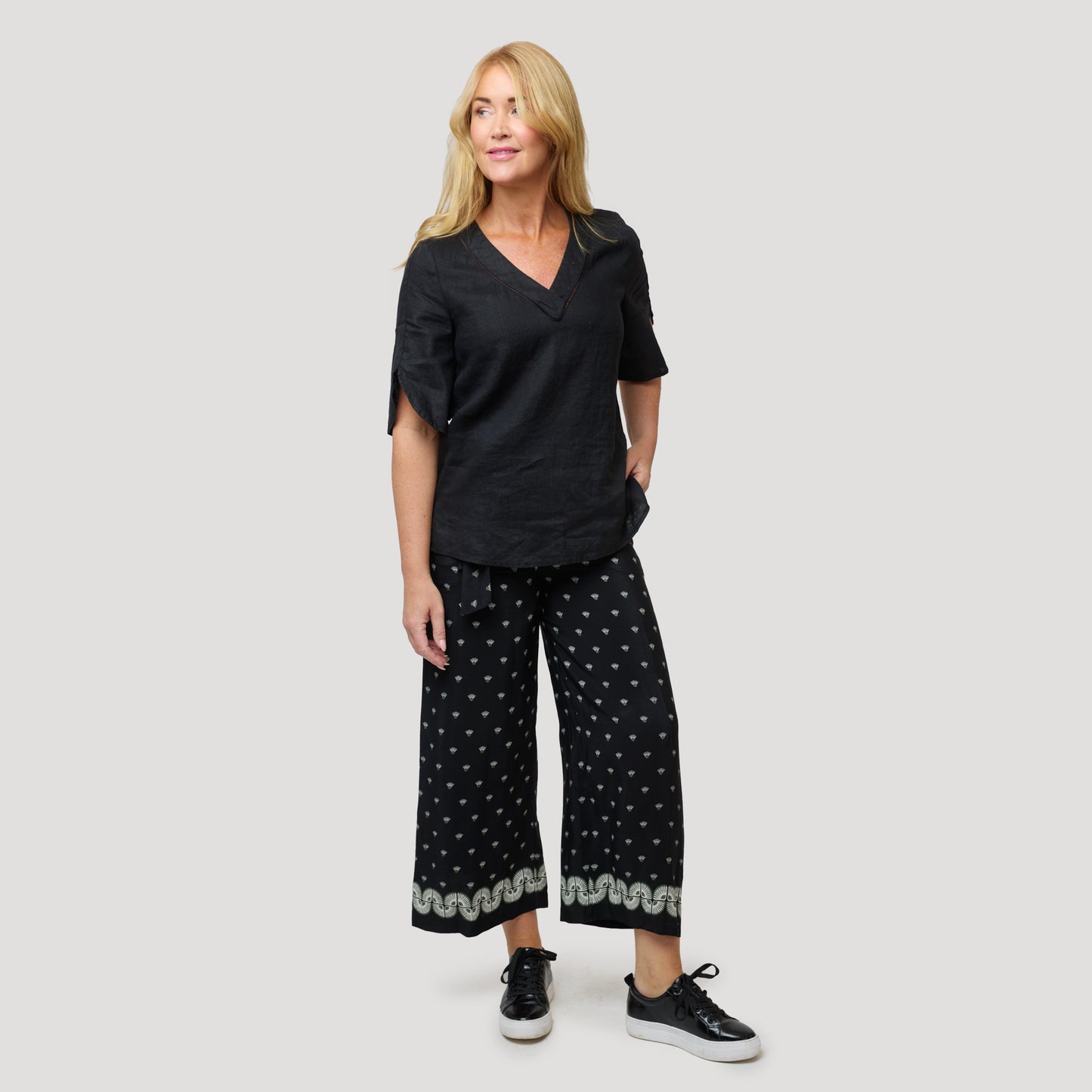 Musta pellavapaita mustien leveiden housujen kanssa