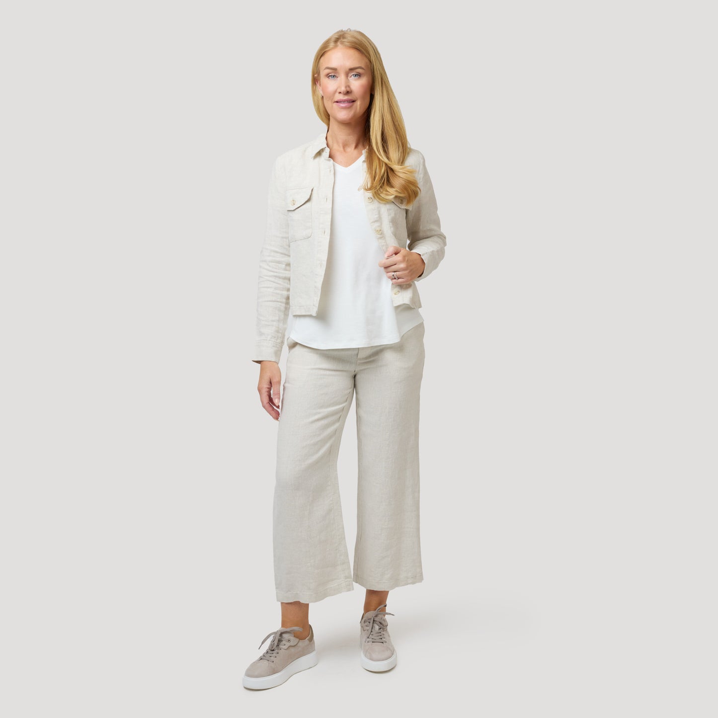 Beige pellavasetti vaalealla topilla