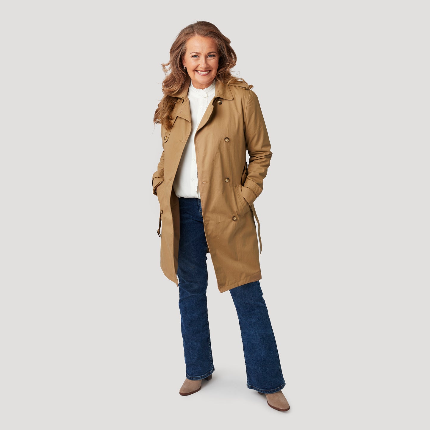 Trenchcoat med vit blus och bootcut jeans