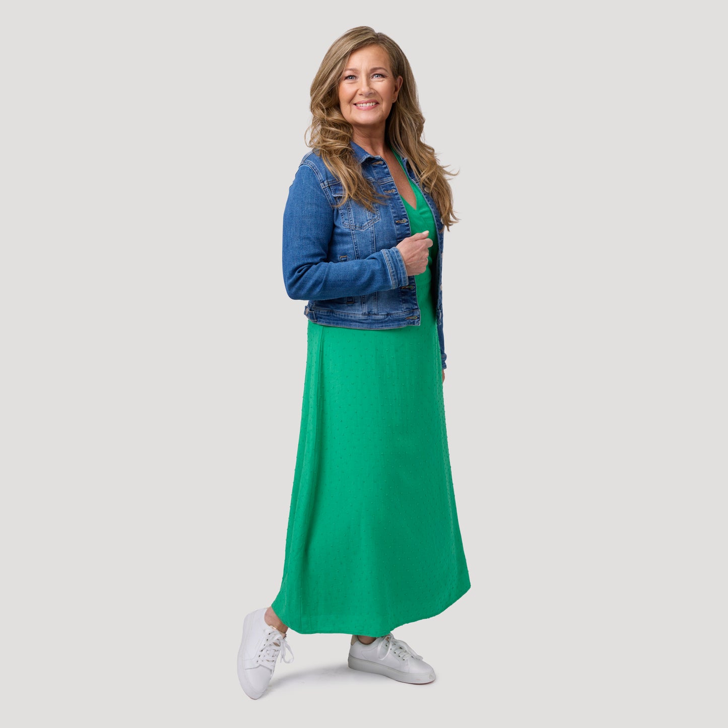 Värikäs mekko ja farkkutakki