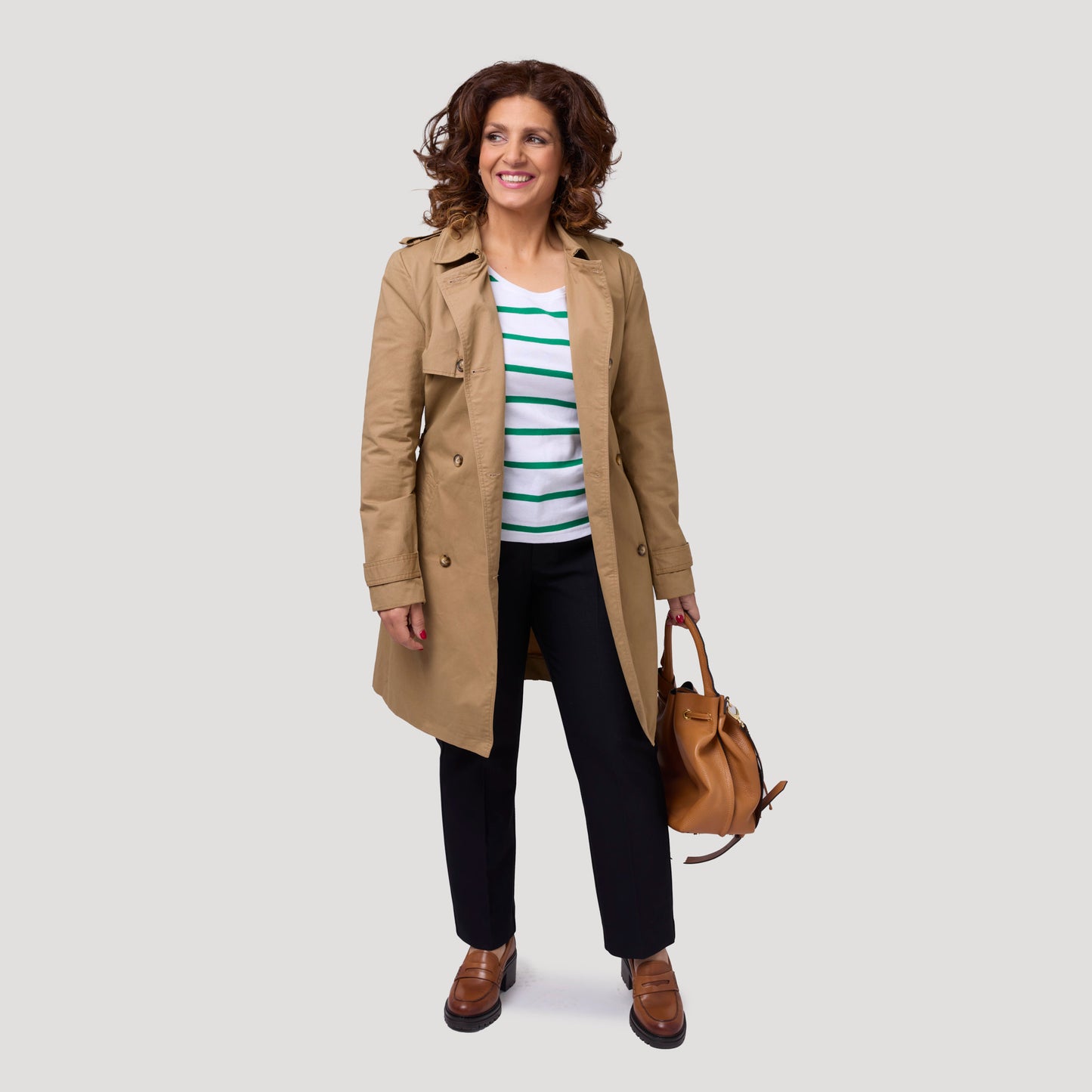 Grönrandig topp med trenchcoat
