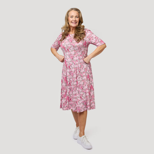 Pinkki paisleykuvioinen mekko