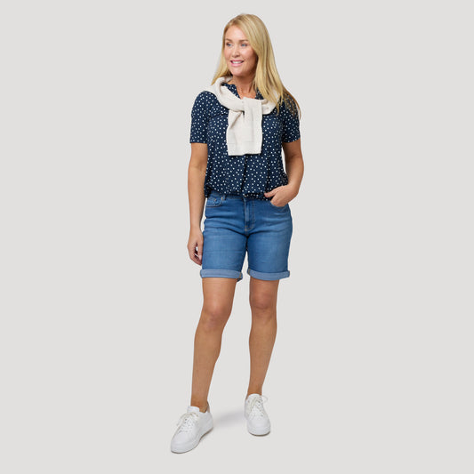Pilkullinen paita farkkushortseilla