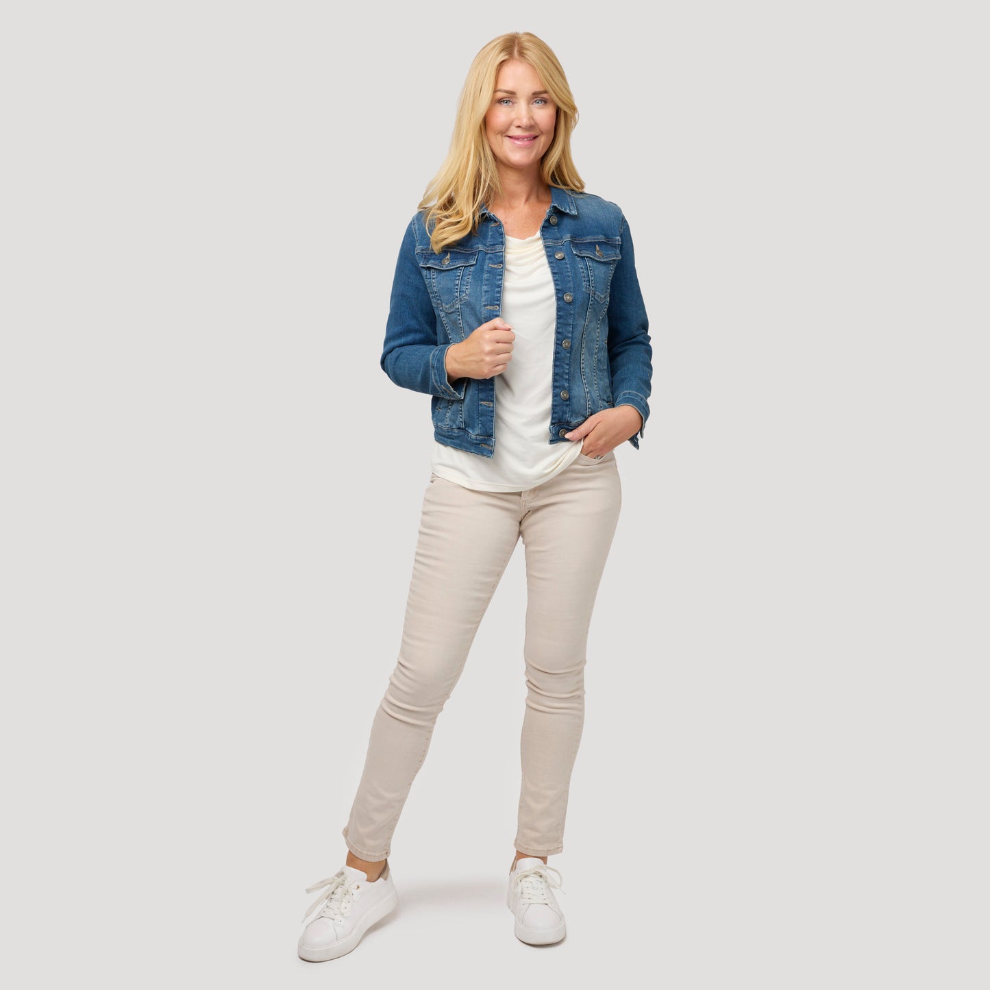 Jeansjacka med ljusbeiga jeans