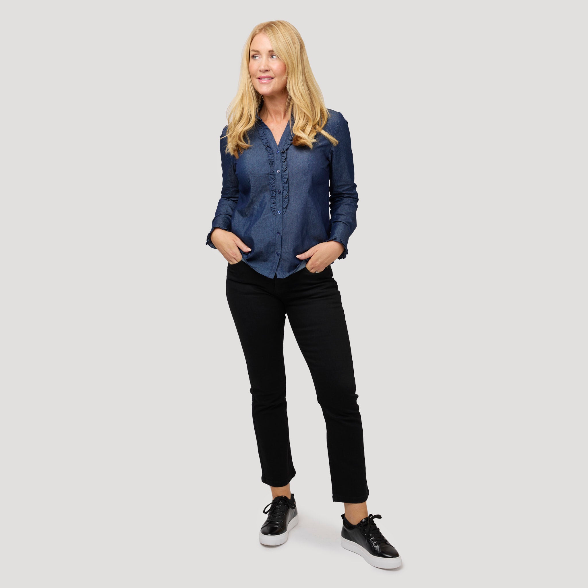 Mörk denimblus till svarta jeans