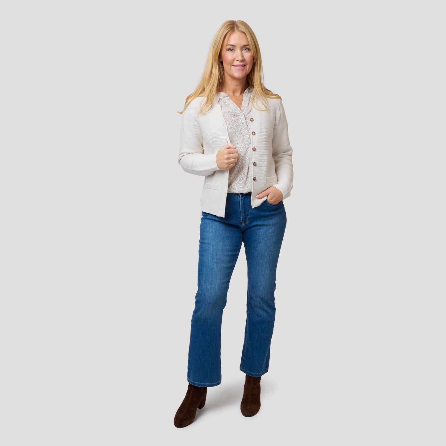 Mönstrad blus till kickflare-jeans