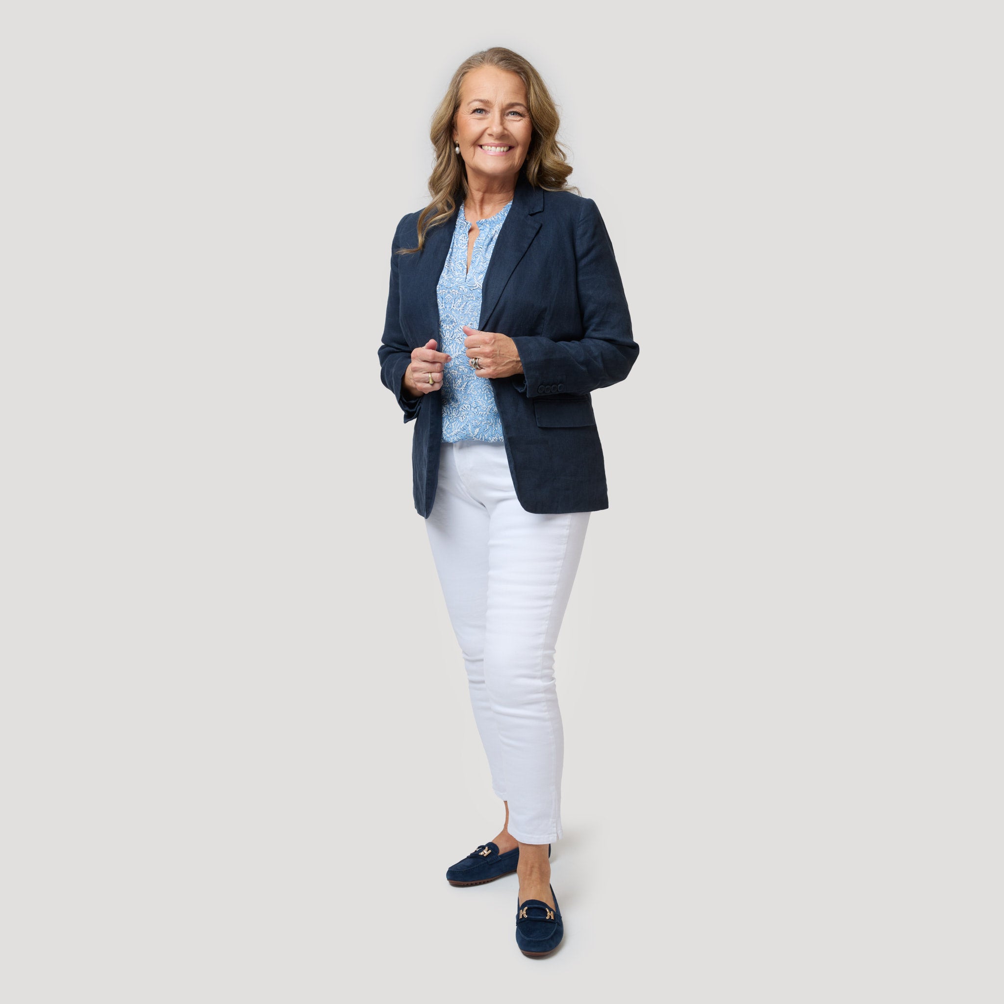 Blåmönstrad blus till vita jeans och blå kavaj