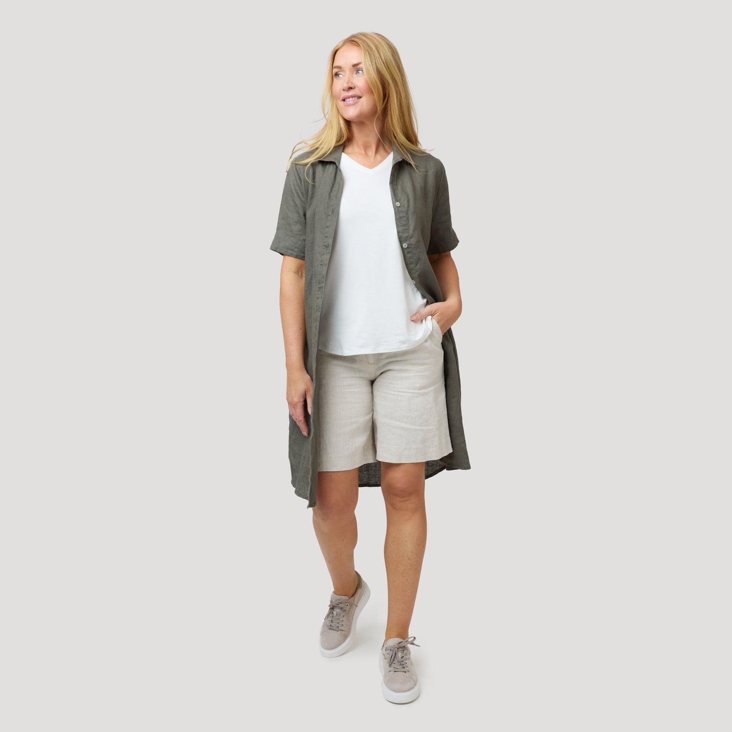 Pellavamekko beige toppin ja shortsien päällä