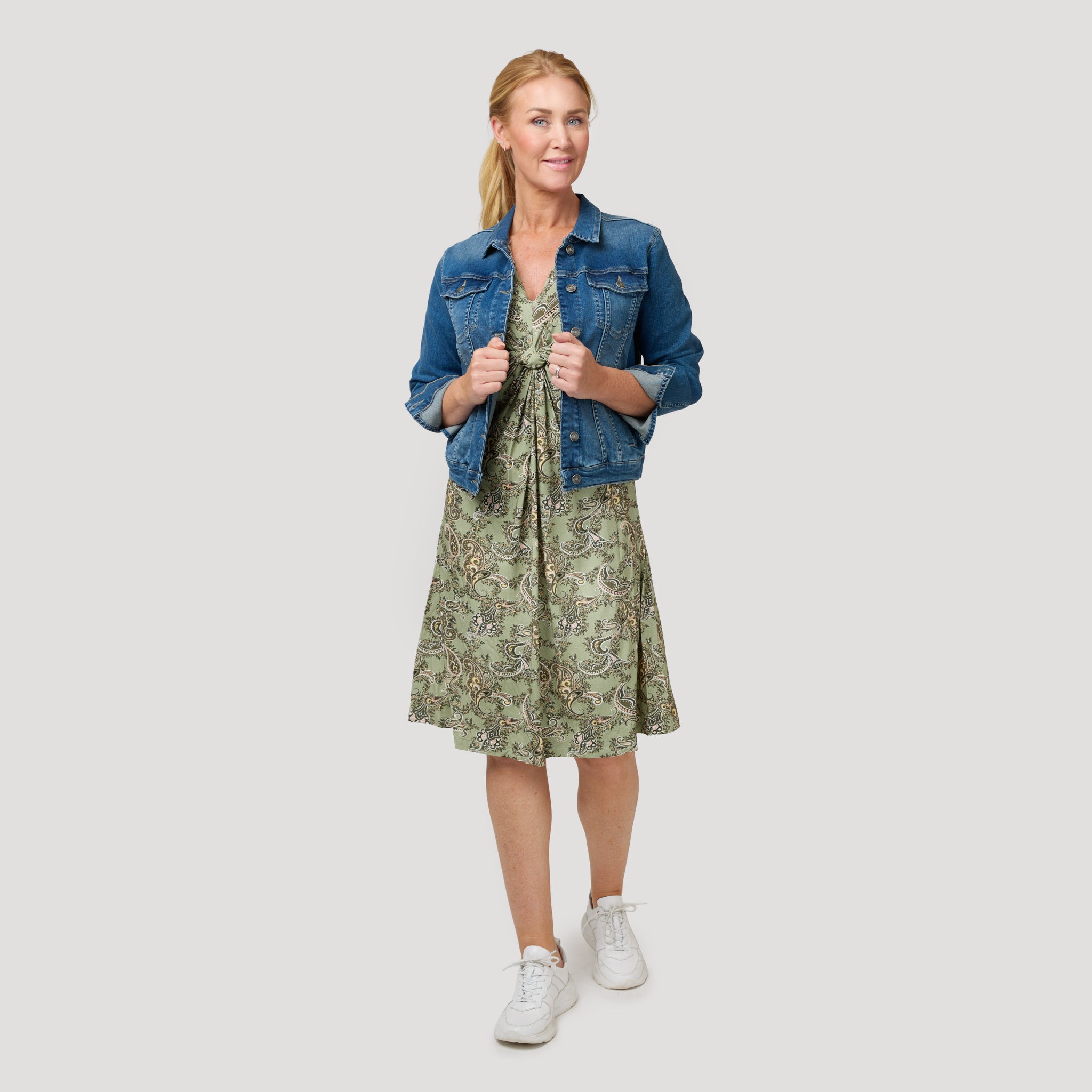 Grönmönstrad klänning under jeansjacka