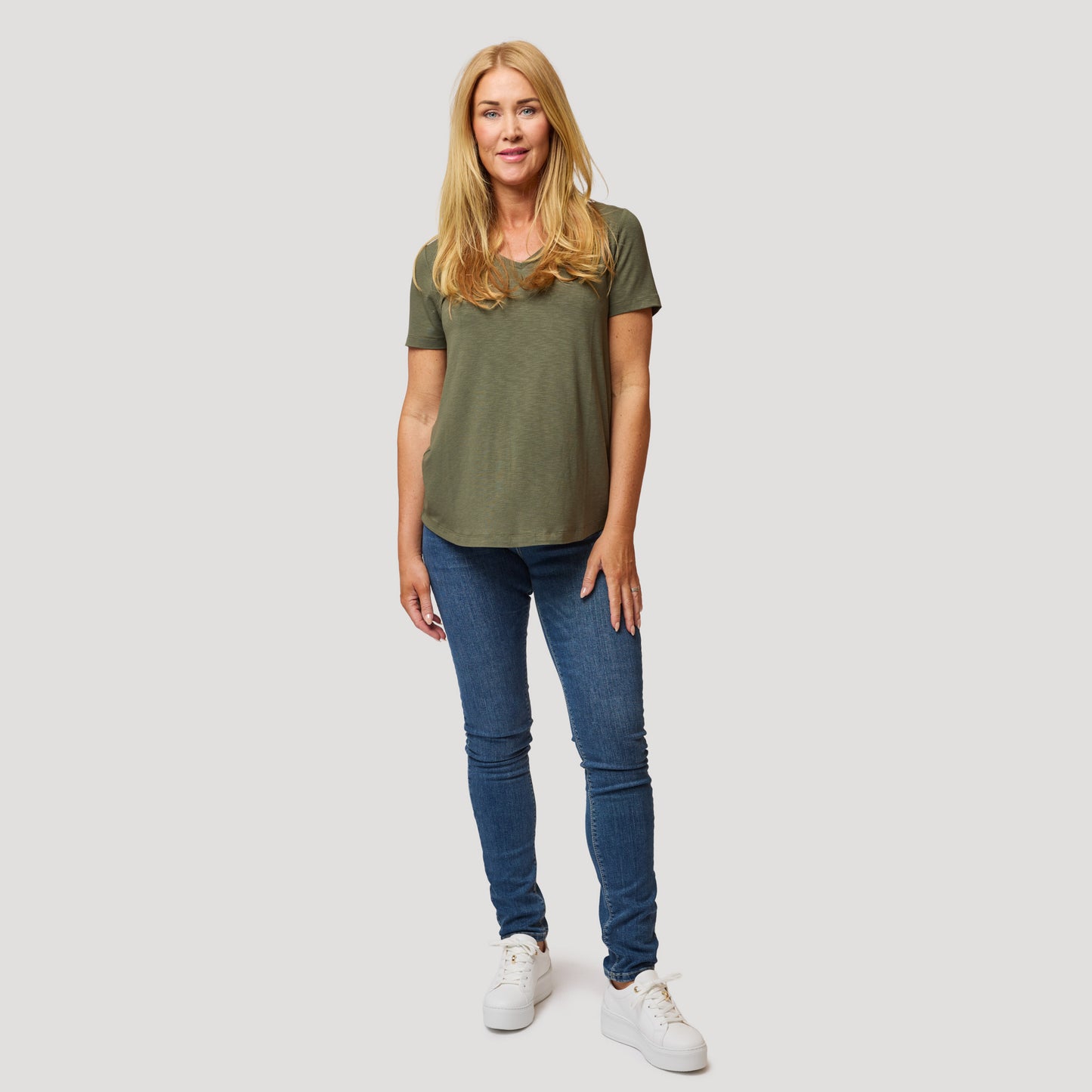 Mörkgrön topp till mörkblåa smala jeans