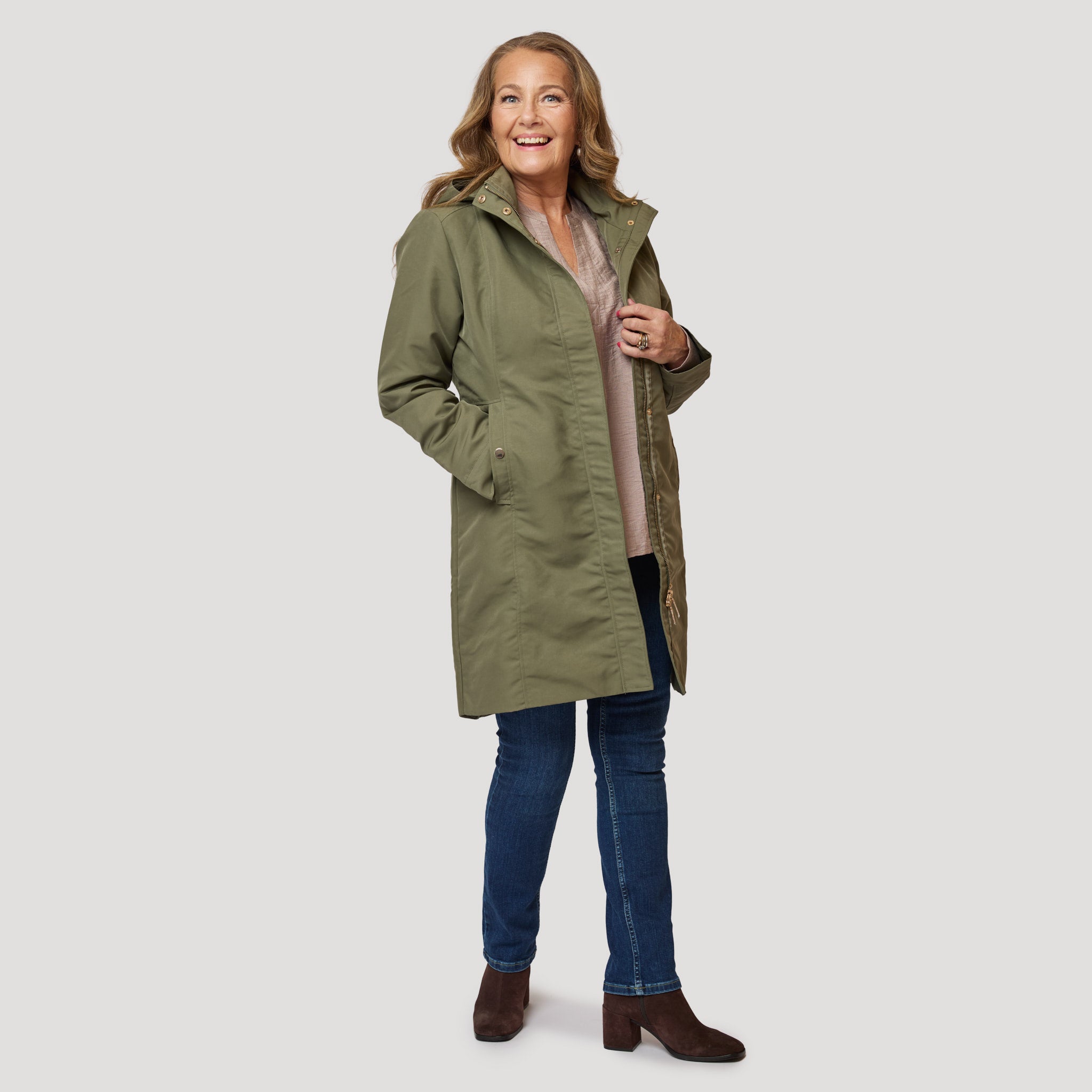 Beige blus under grön jacka
