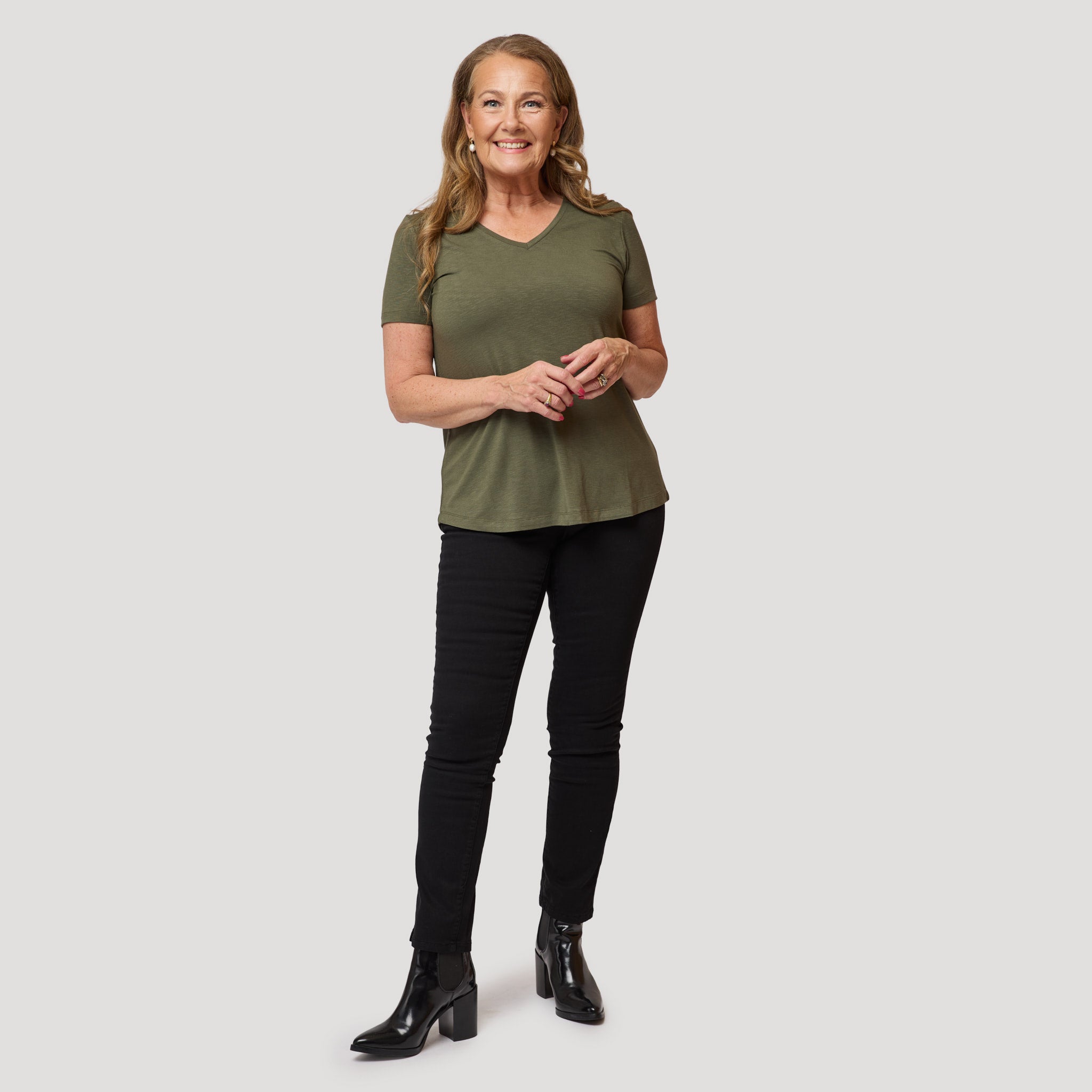 Topp i mörkgrönt till jeans i svart