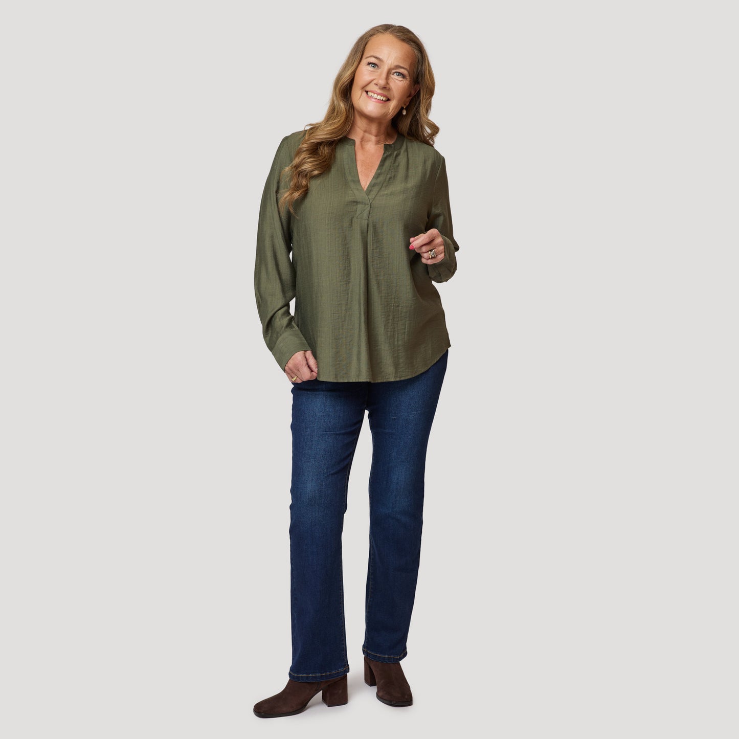 Ljuvlig mörkgrön blus till raka jeans