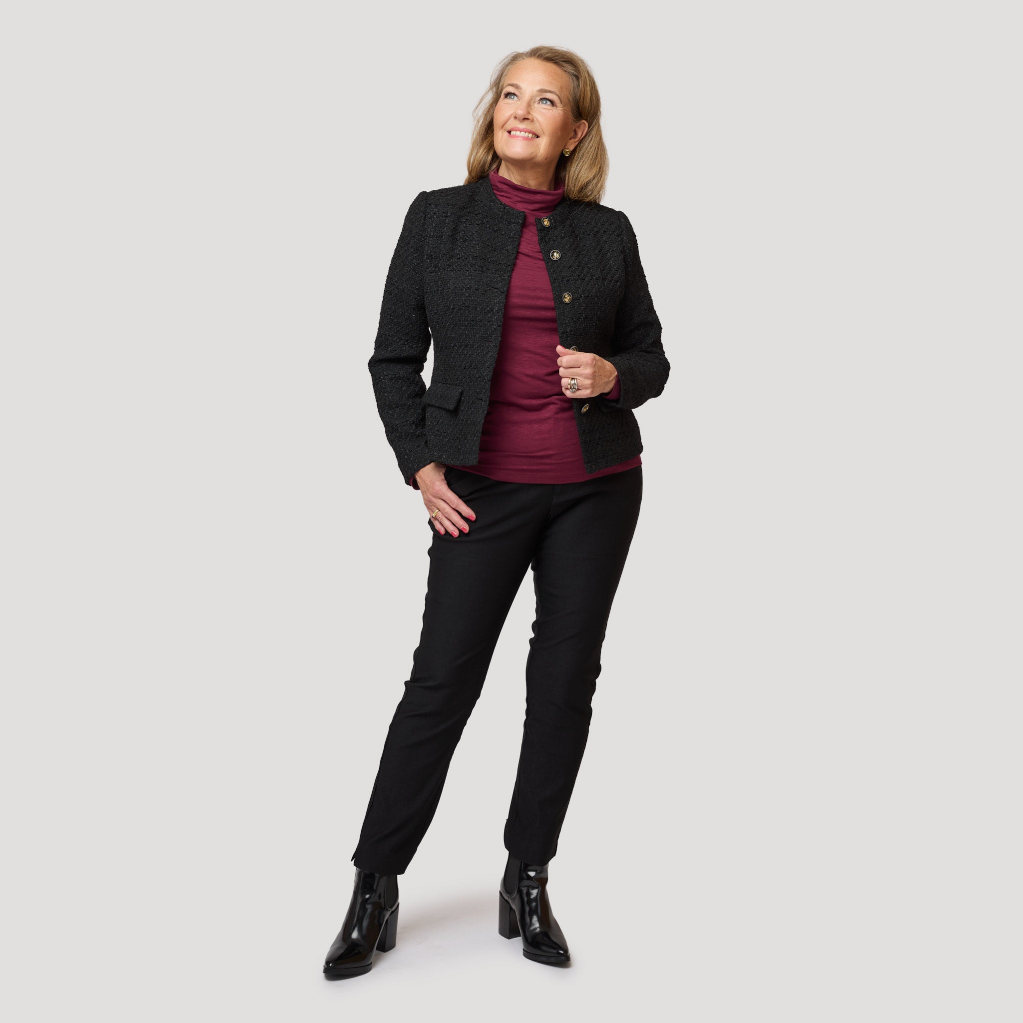 Viininpunainen ja mustat kapeat pukuhousut