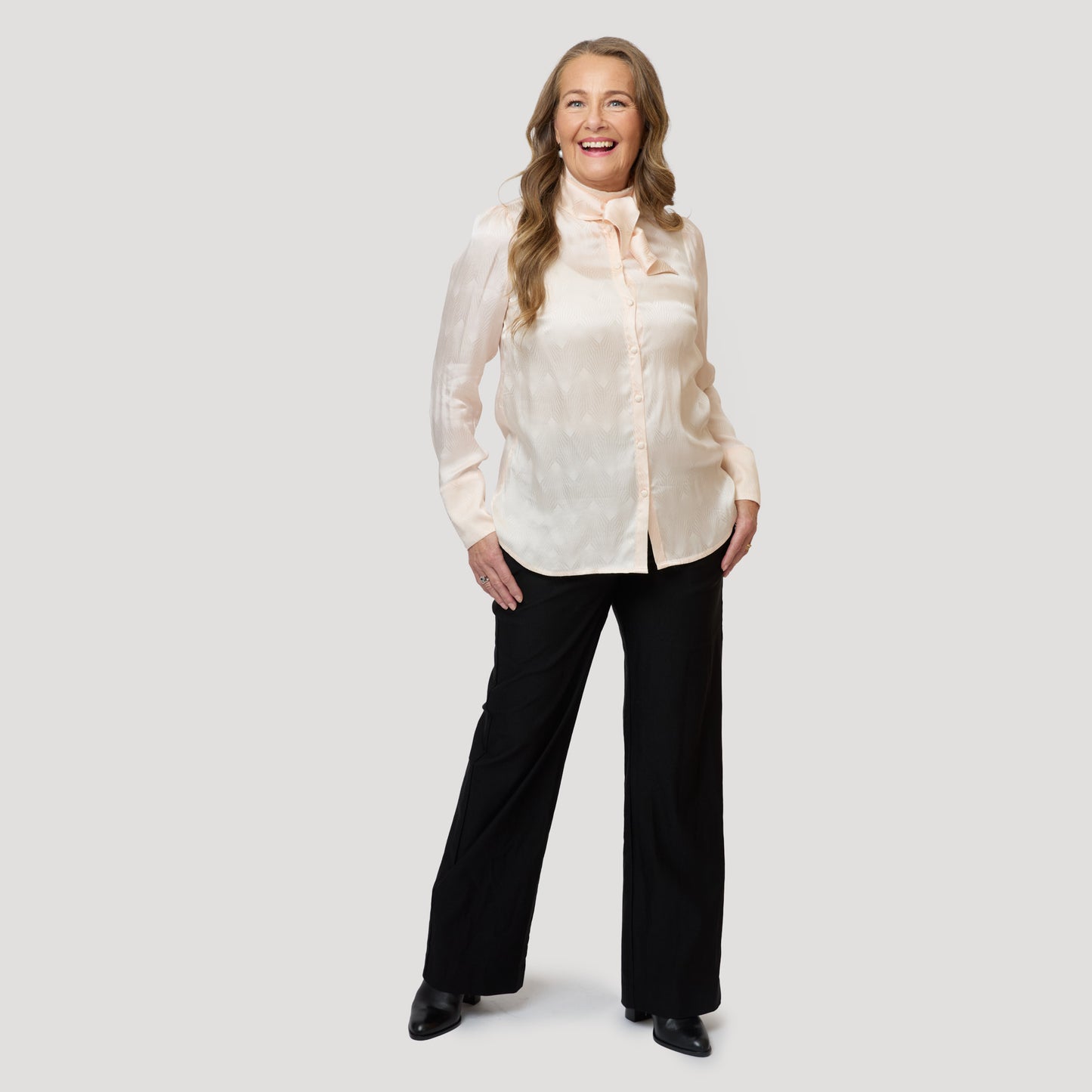 Blus med lyster till svarta raka byxor