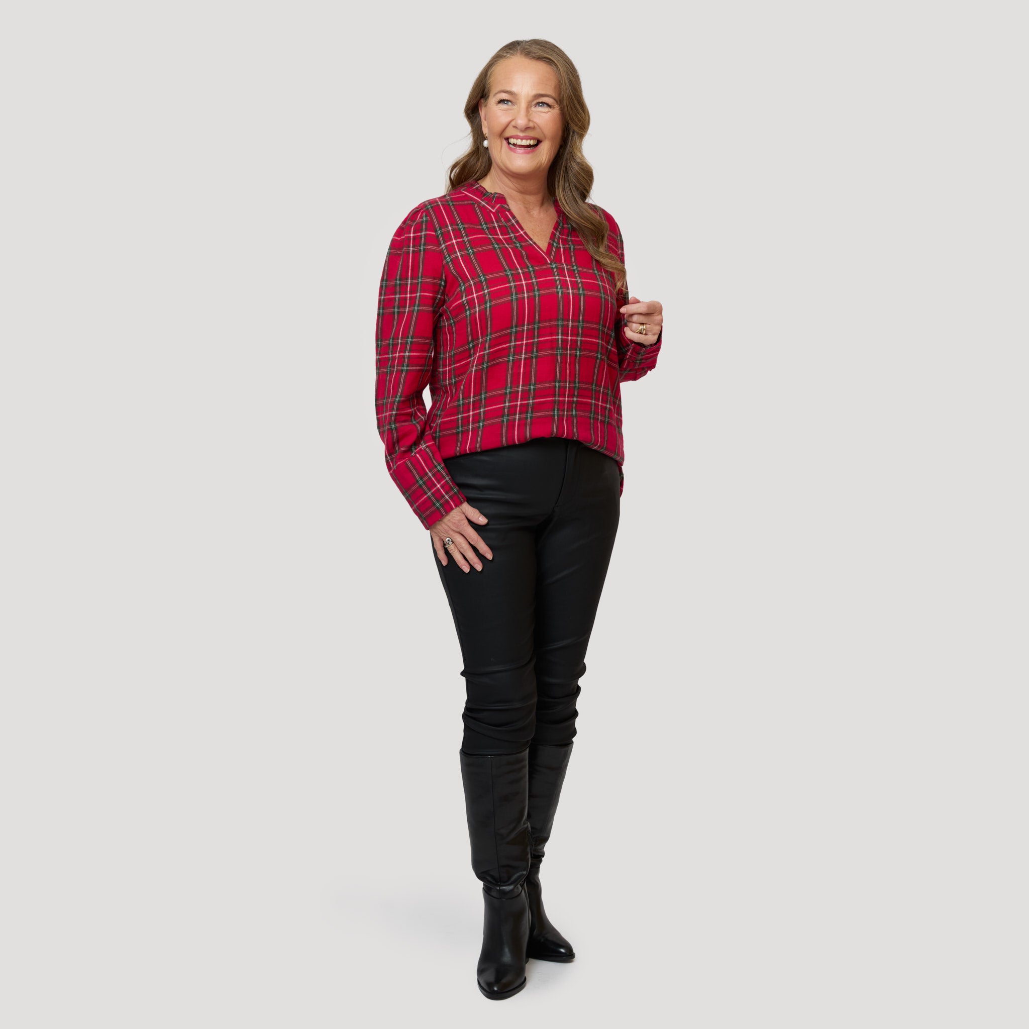 Punaruudullinen joulupusero ja vahatut mustat farkut