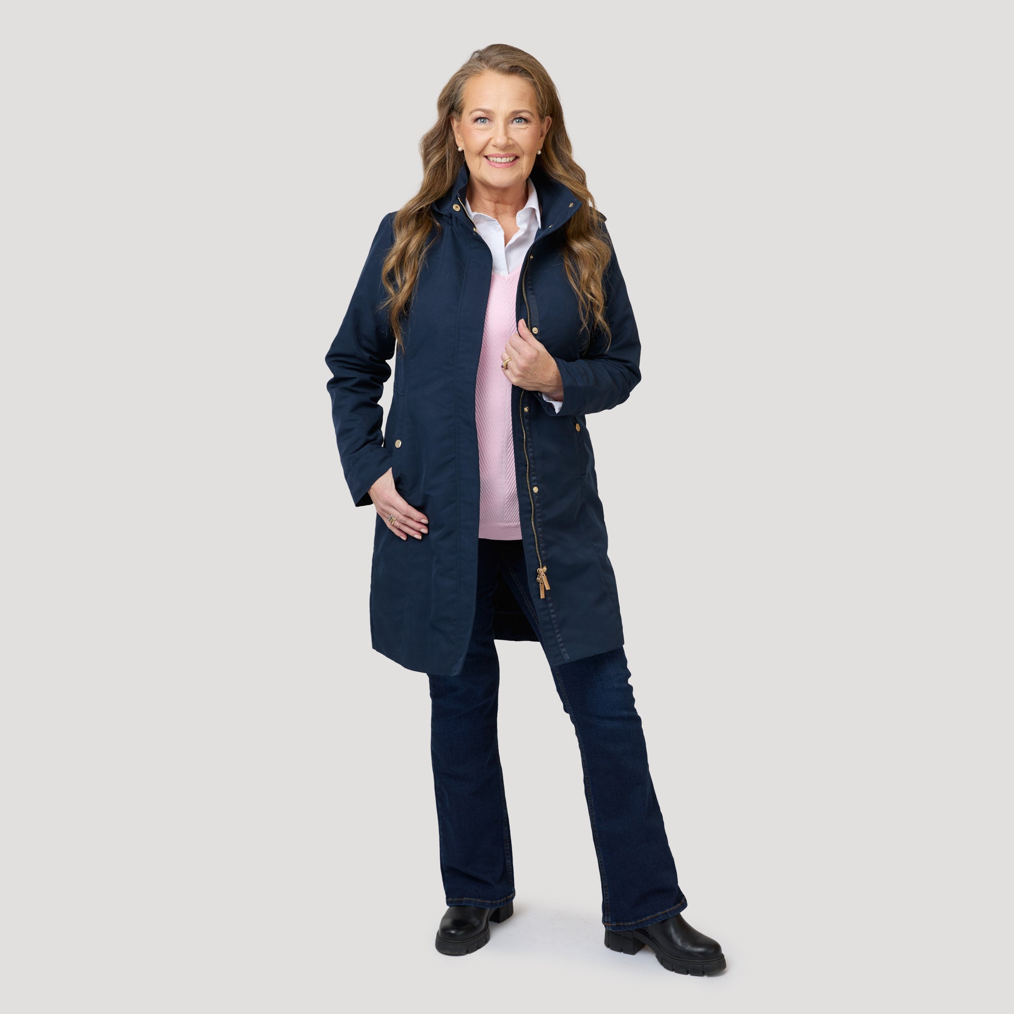 Pinkki paita tummansinisen takin alla