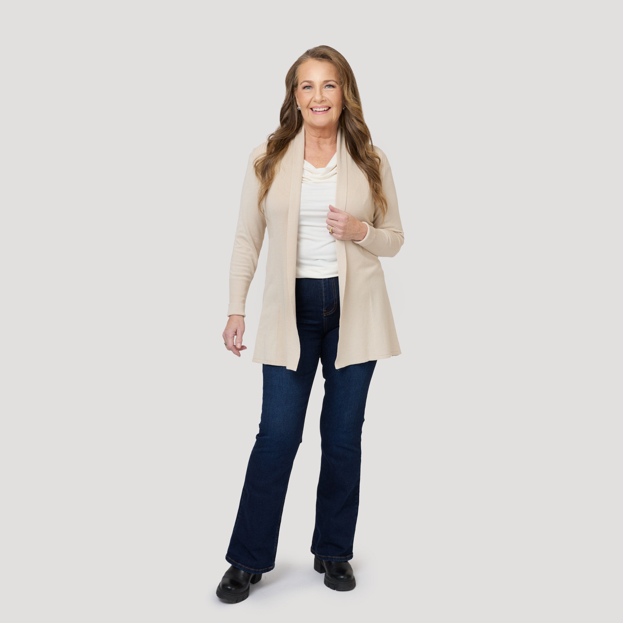 Beige lång öppen cardigan till mörka jeans