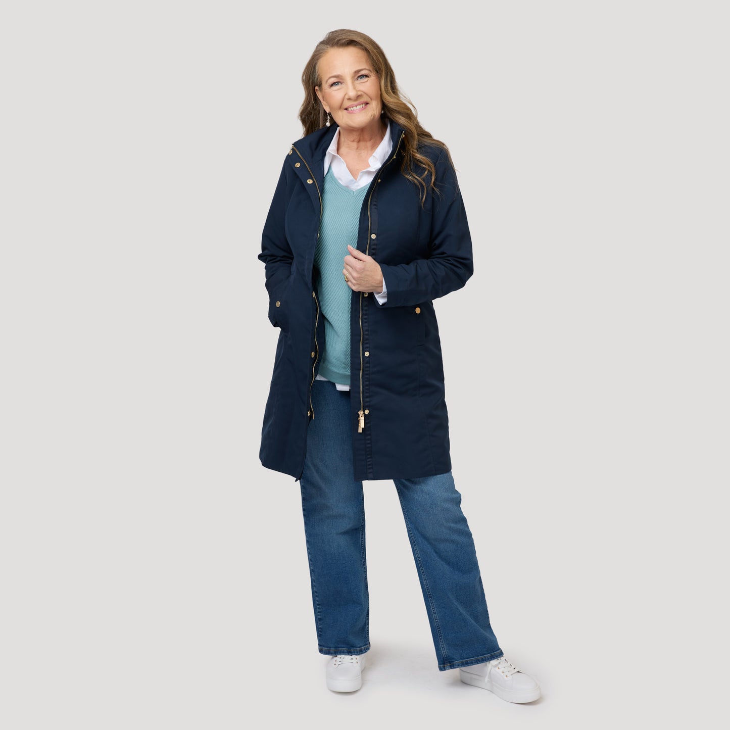 Tummansininen takki turkoosin ja valkoisen päällä