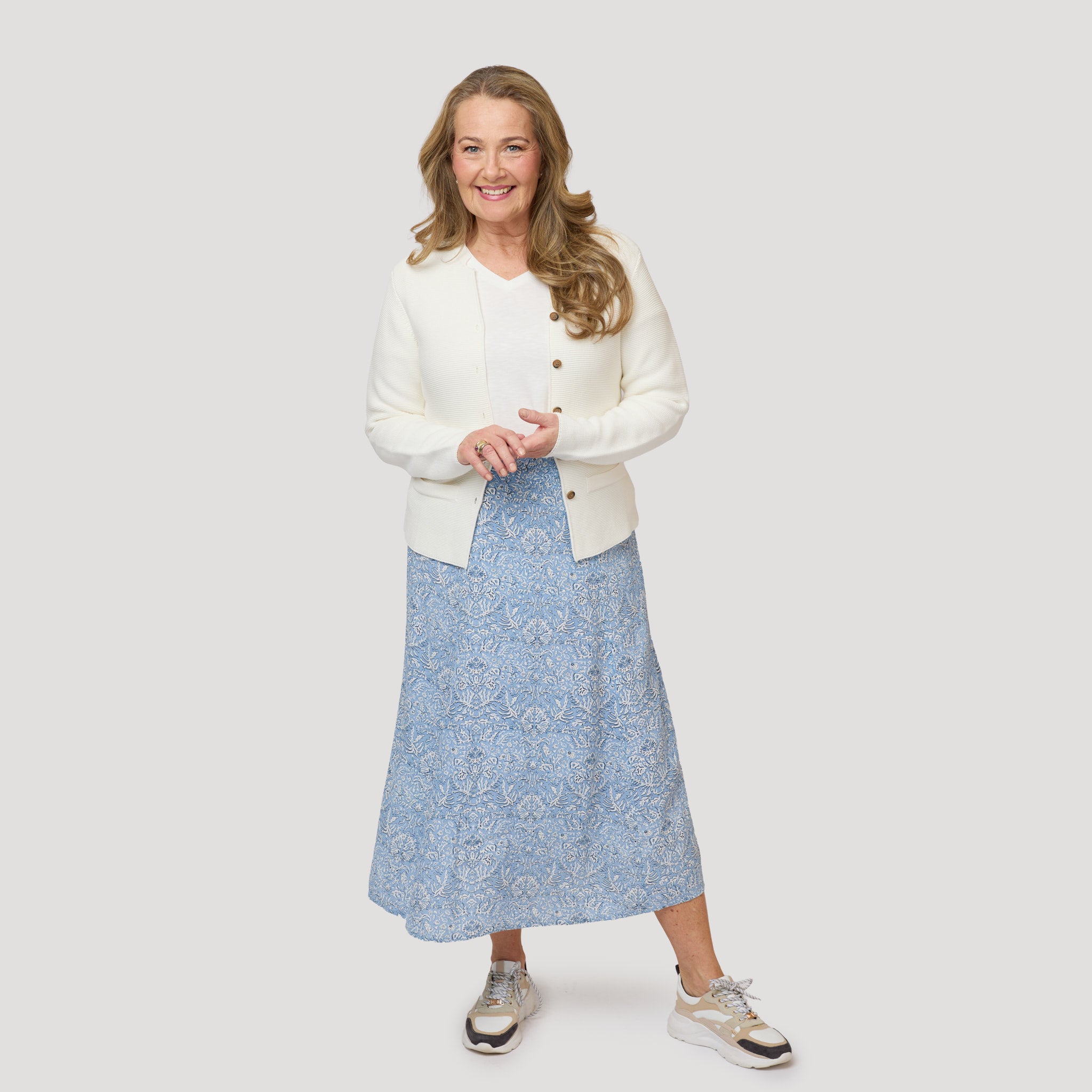 Vaalea yläosa sinikuvioisen hameen kanssa