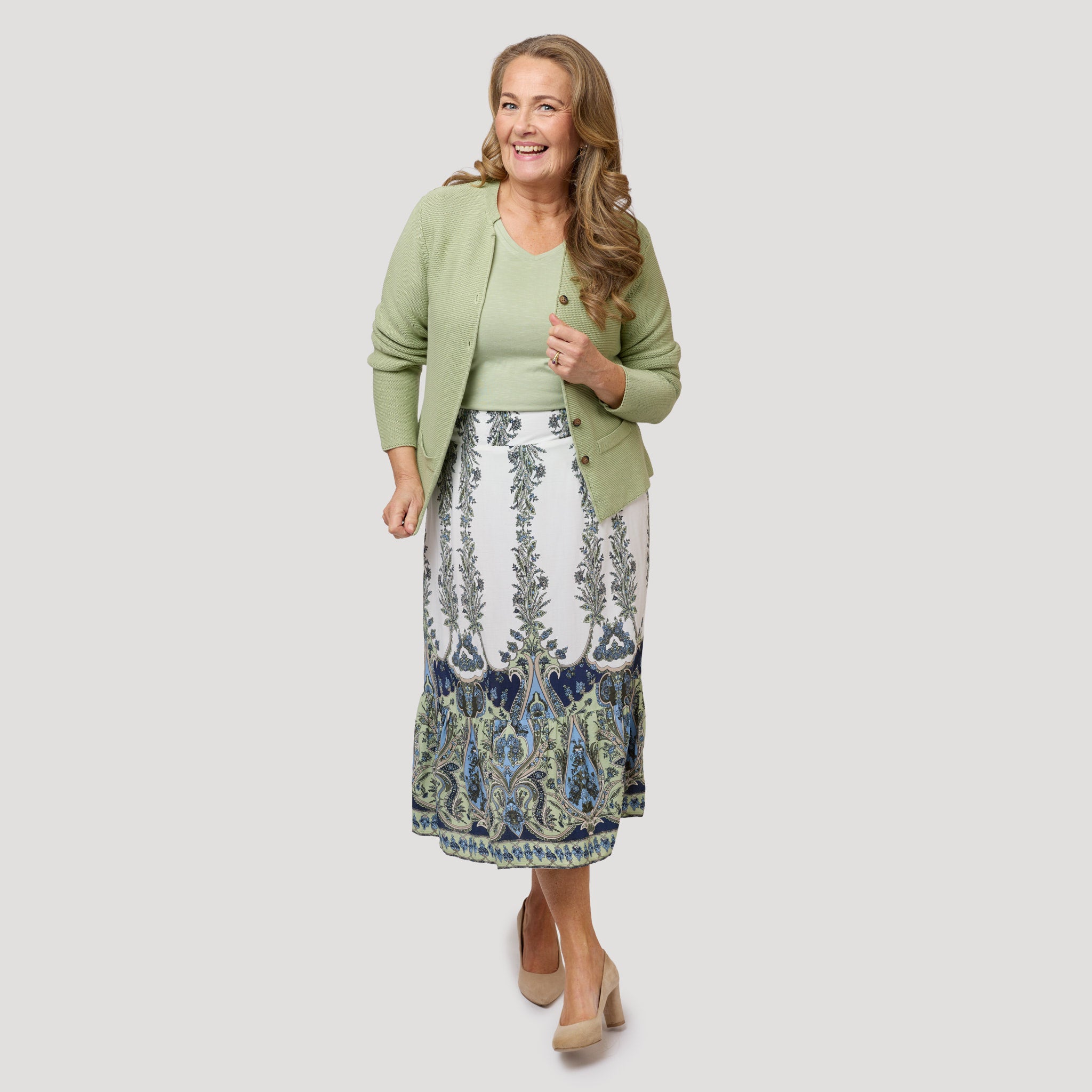 Yhteensopiva vaaleanvihreä röyhelöhameen kanssa