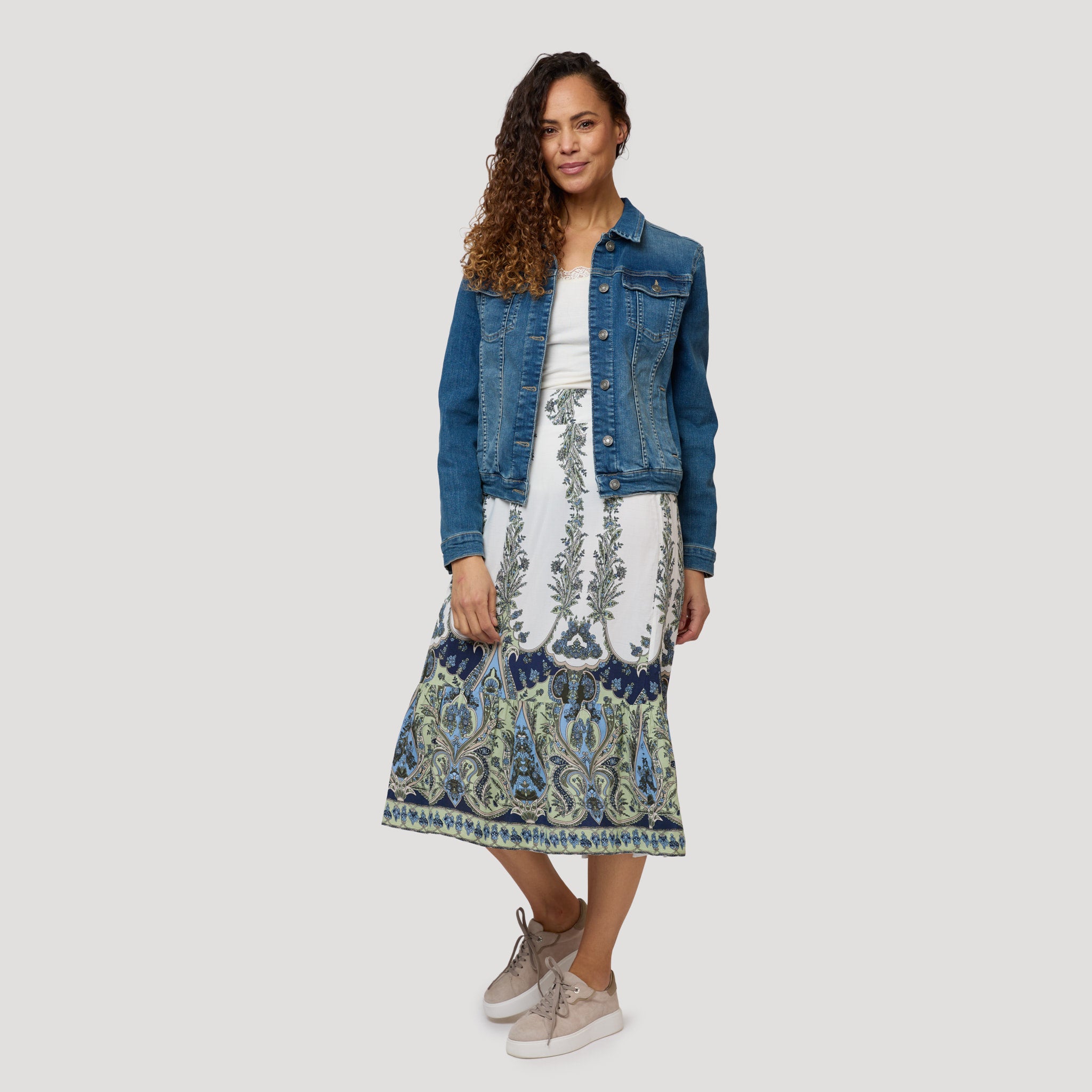 Linne med spets under jeansjacka