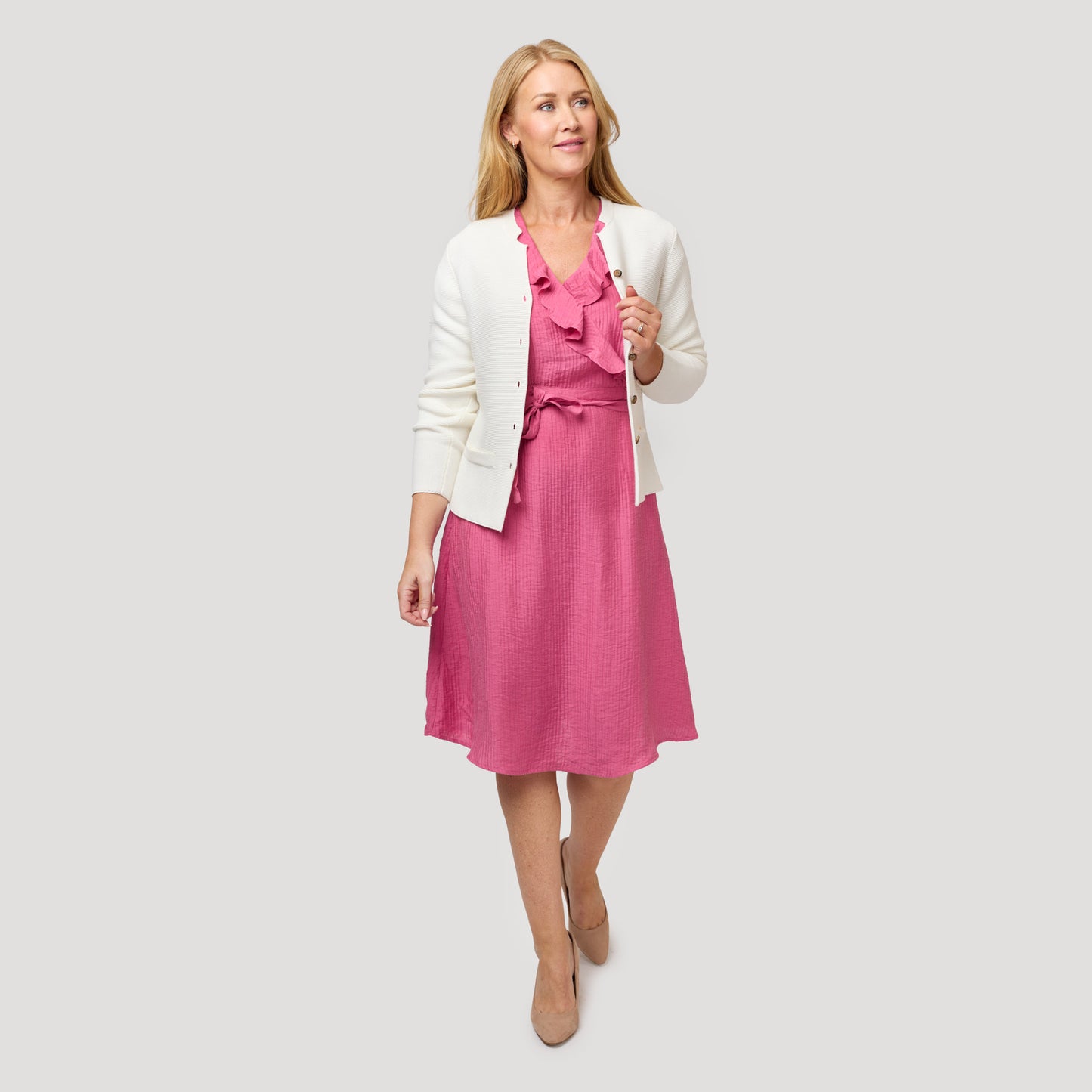 Ljuvlig klänning i rosa under ljus kofta